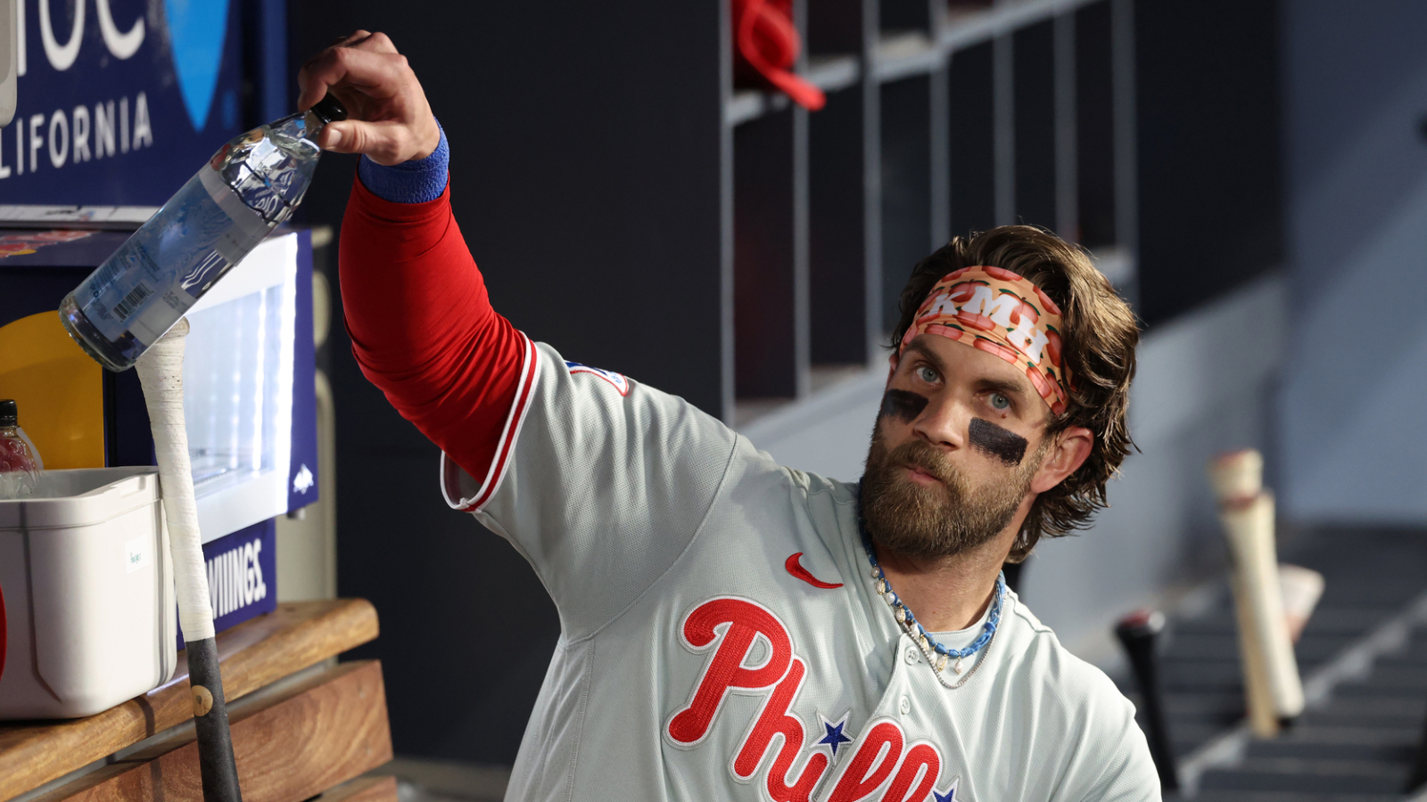 https://www.yardbarker.com/media/3/a/3a388e7593ea1ef45e1434e645a196e97907d07f/thumb_16x9/phillies-bryce-harper-weighs-on-looming-labor.jpg?v=1