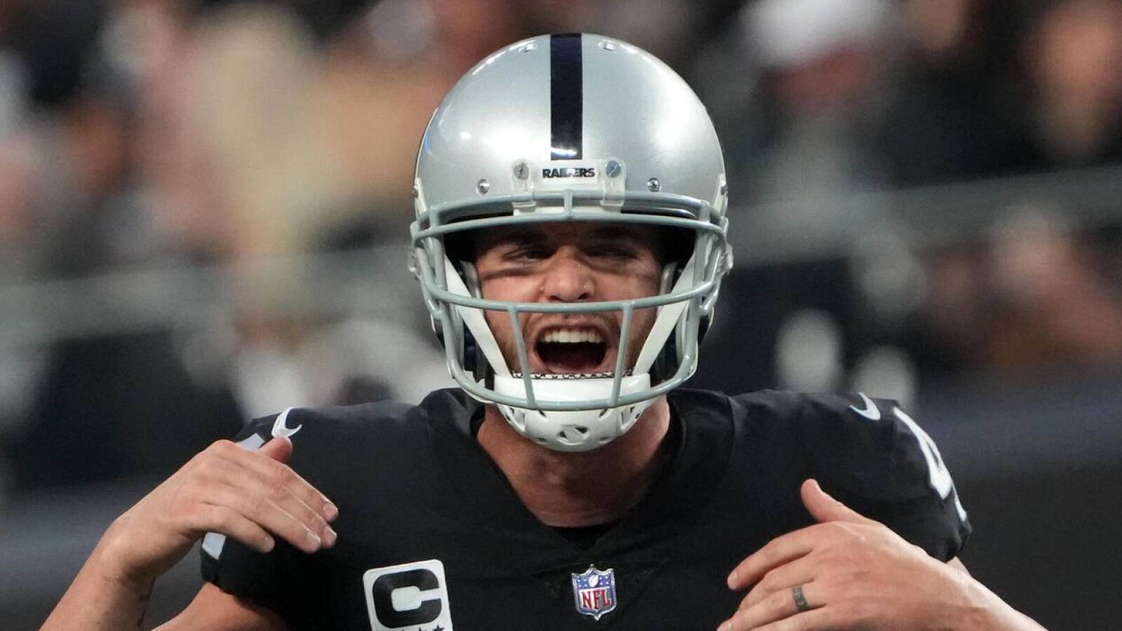 Raiders reportedly taking unusual stance on Derek Carr trade - Vimarsana News