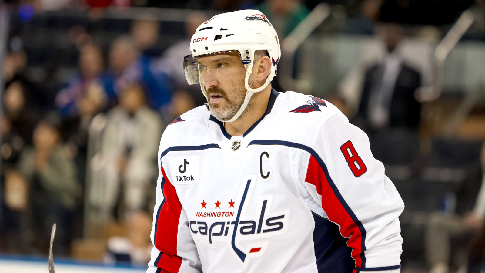 https://www.yardbarker.com/media/3/a/3a5d43e5c39a0511e8d87b32a808bdb4e1a0a251/thumb_16x9/alex-ovechkins-uncertain-future-creates-awkward.jpg?v=1