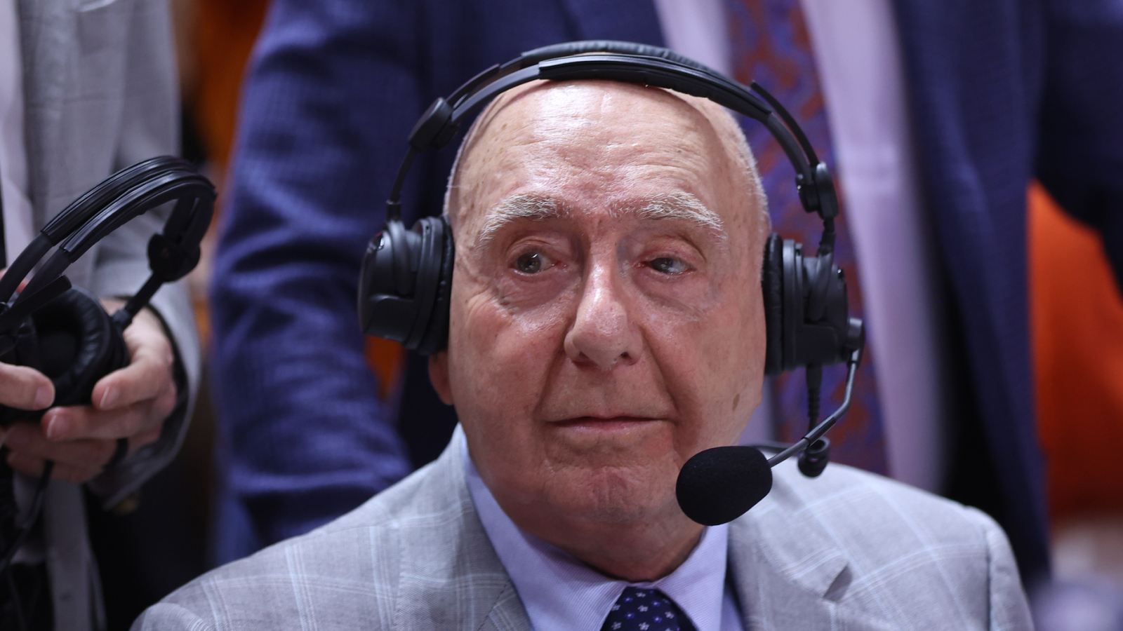 https://www.yardbarker.com/media/3/a/3a5f49db60d86313ed5ff2fcc190ad1f00fa8116/thumb_16x9/espn-out-dick-vitale-as-should.jpg?v=1
