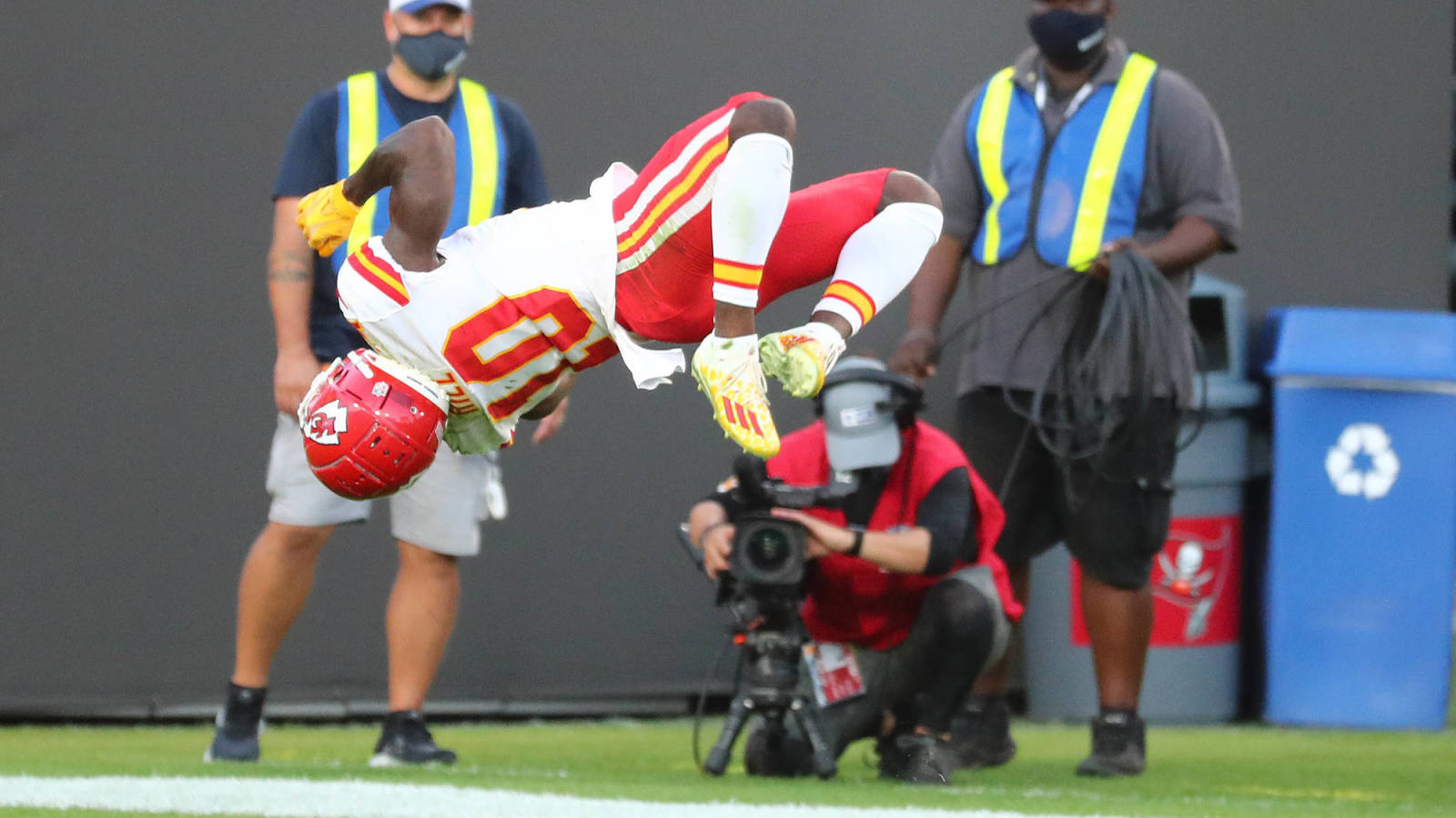 Watch: Tyreek Hill flips into end zone on touchdown | Yardbarker