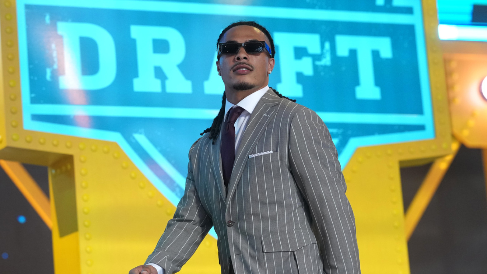 Eagles pull off rare trade with Cowboys to draft potential A.J. Brown replacement