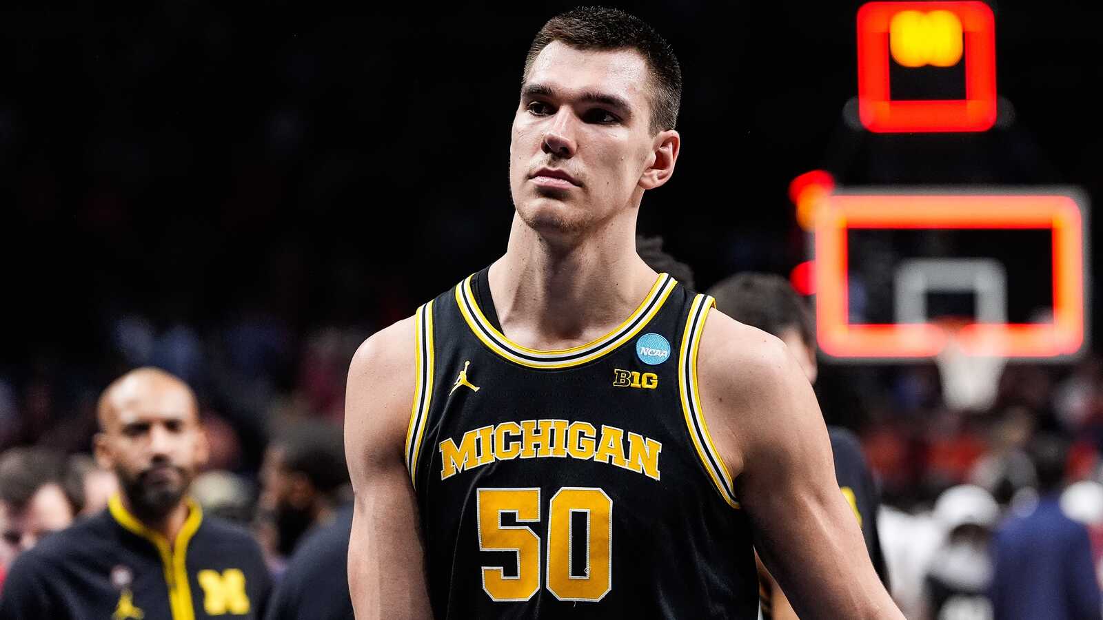 https://www.yardbarker.com/media/3/c/3c7e9b5bcf928f59e3b4a8e715906d7856fdb77b/thumb_16x9/michigan-center-vladislav-goldin-50-exits-court.jpg