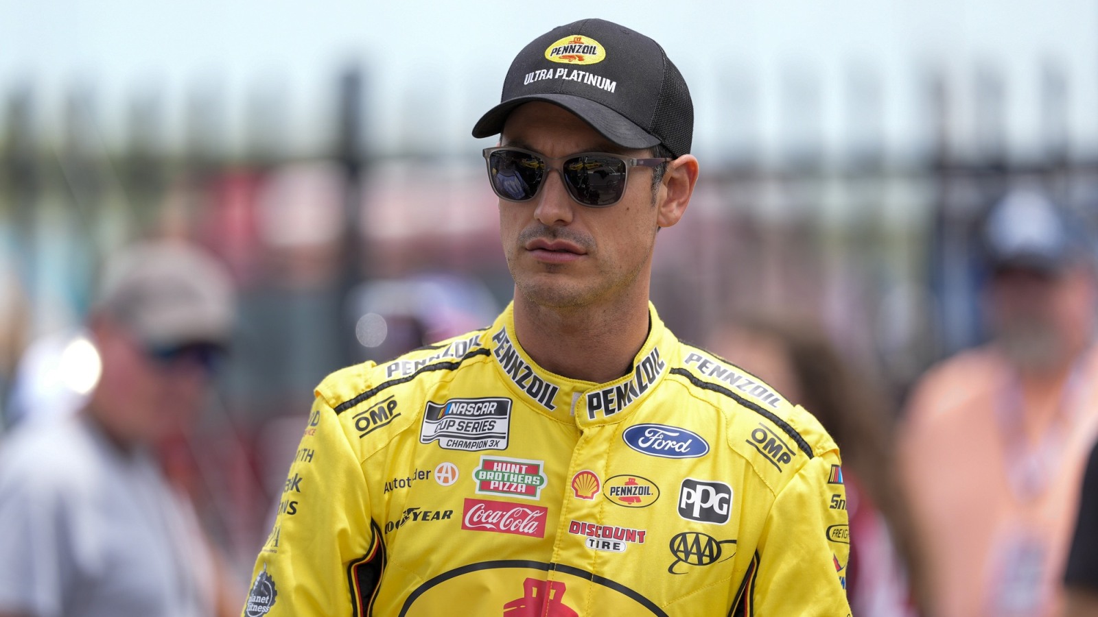 https://www.yardbarker.com/media/3/c/3ce4e0a614096e2b2b2728f3cbec8bb8dc46eb97/thumb_16x9/nascar-champ-says-he-fake-birth-certificate-race.jpg?v=1