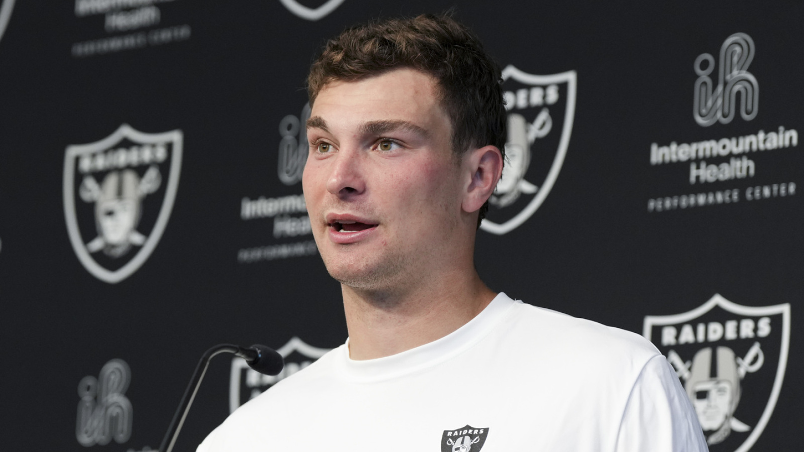 https://www.yardbarker.com/media/3/c/3cf0ad4601744d9b895ab1c49265ff6a5673fa88/thumb_16x9/raiders-mendoza-shares-kubiak-similar-indianas.jpg?v=1