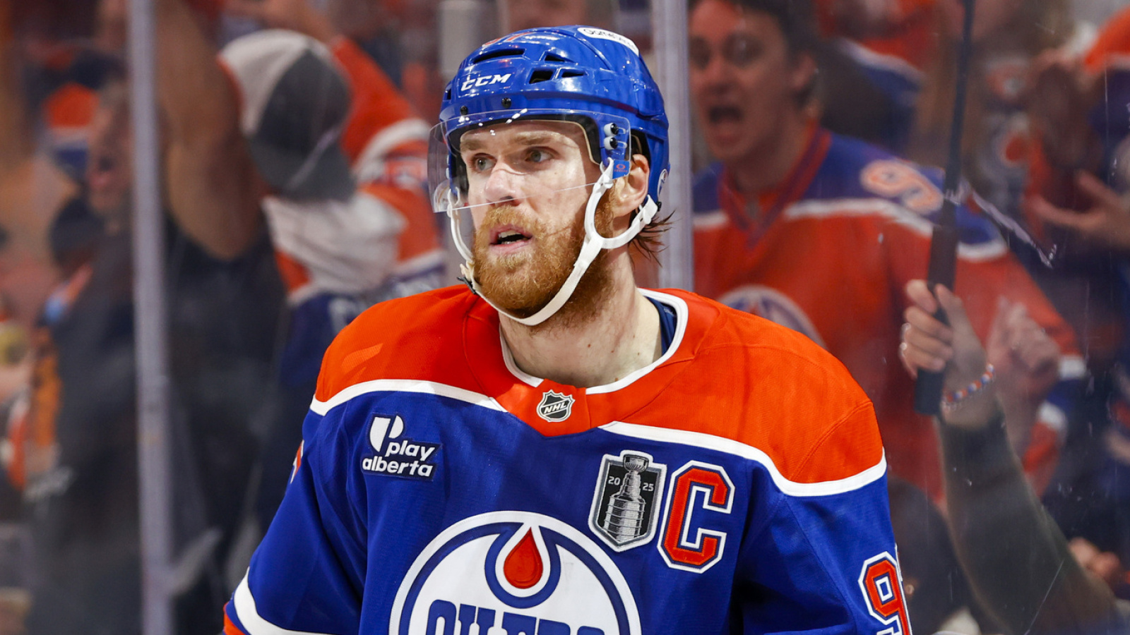 https://www.yardbarker.com/media/3/d/3d2b2c509b04b610b71ebe9cd602082853227e8b/thumb_16x9/maple-leafs-shouldnt-prioritize-connor-mcdavid.jpg?v=1