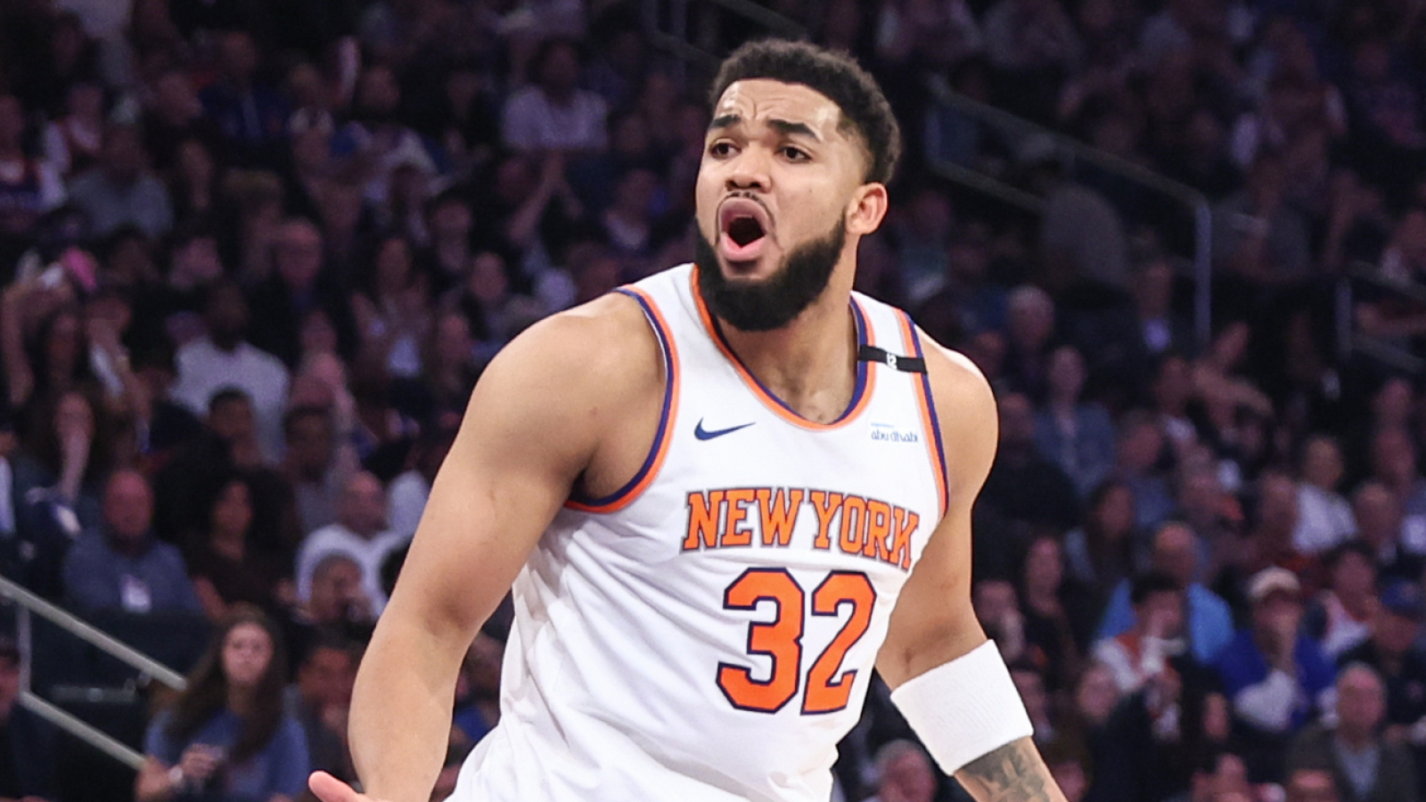 https://www.yardbarker.com/media/3/d/3dd659c8d4f3a2c20693f8157f8513e3cd4aba37/thumb_16x9/knicks-star-suffers-hand-injury-game-3-loss.jpg?v=1