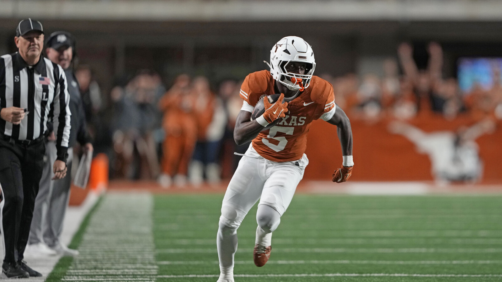 Texas Longhorns' leading rusher to enter the transfer portal