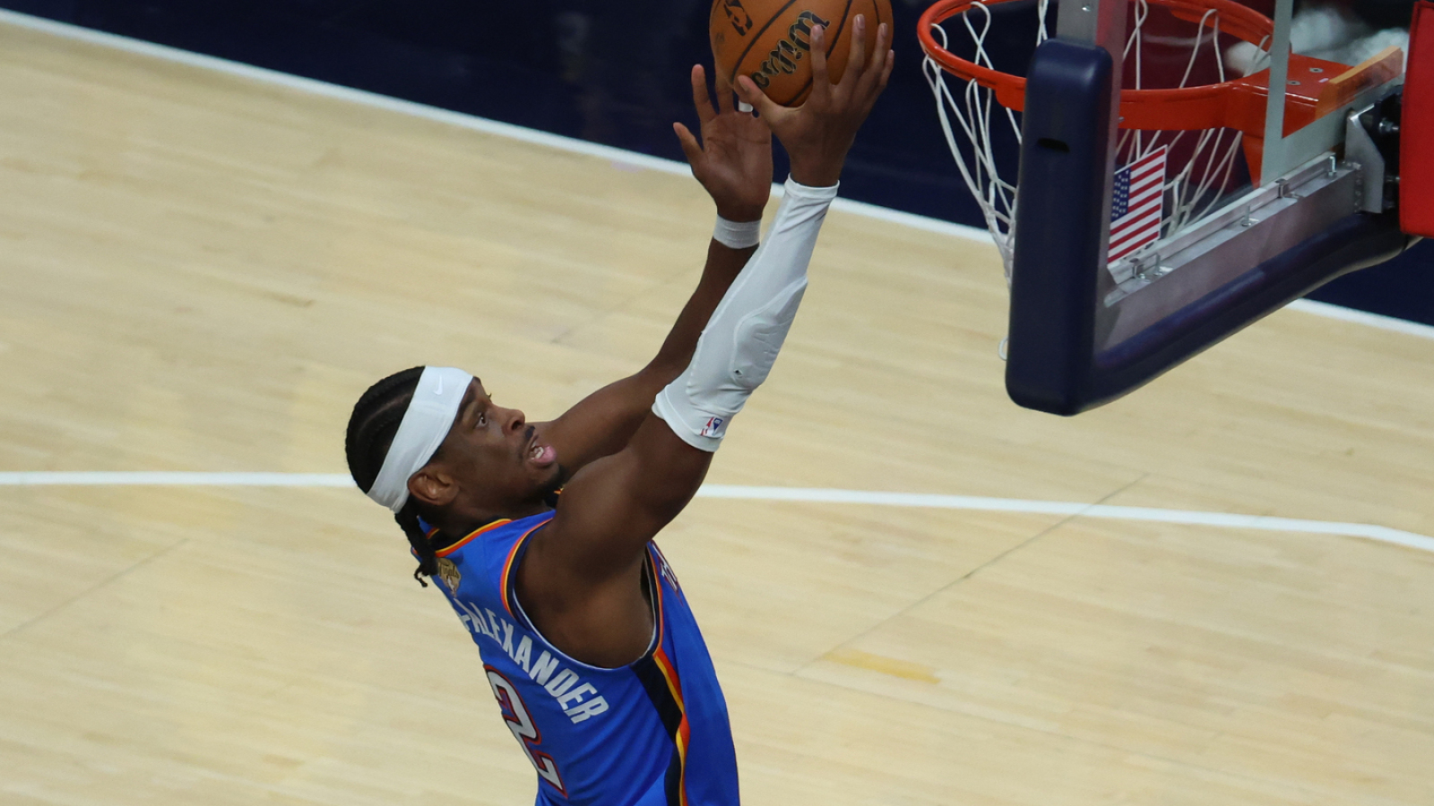 https://www.yardbarker.com/media/3/e/3e2ba1f675f94390b5608fc5c6488d47439eef0a/thumb_16x9/shai-gilgeous-alexander-saves-thunder-game-4.jpg?v=1