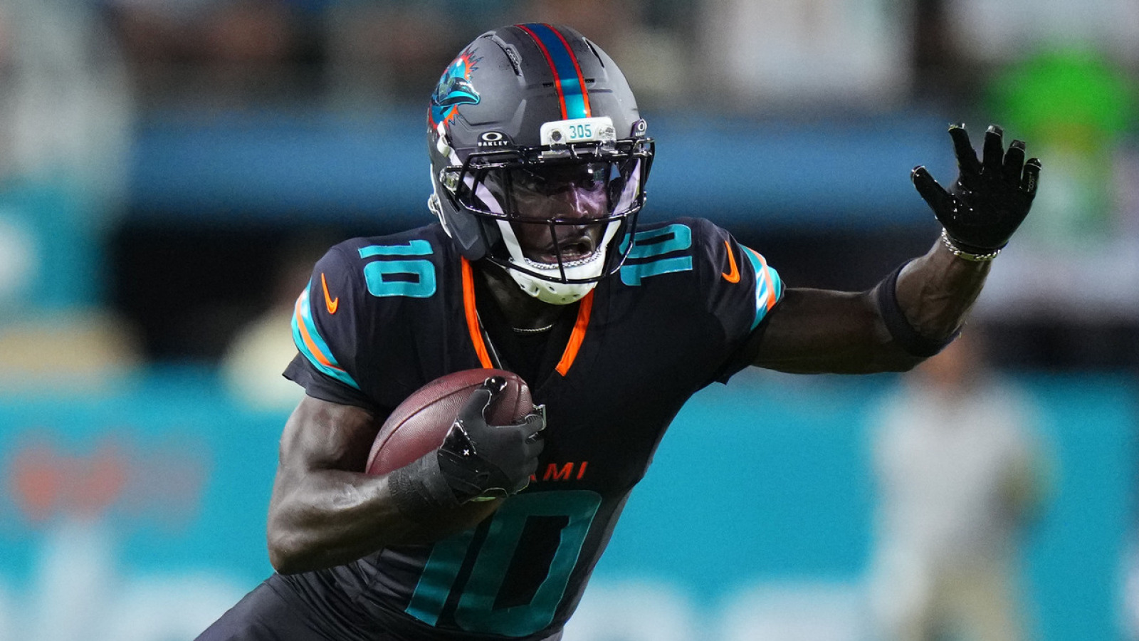 https://www.yardbarker.com/media/3/e/3e3366cacd2c5b64b633487b6152f217e3d4e98d/thumb_16x9/top-remaining-nfl-free-agents-tyreek-hill-others.jpg?v=1