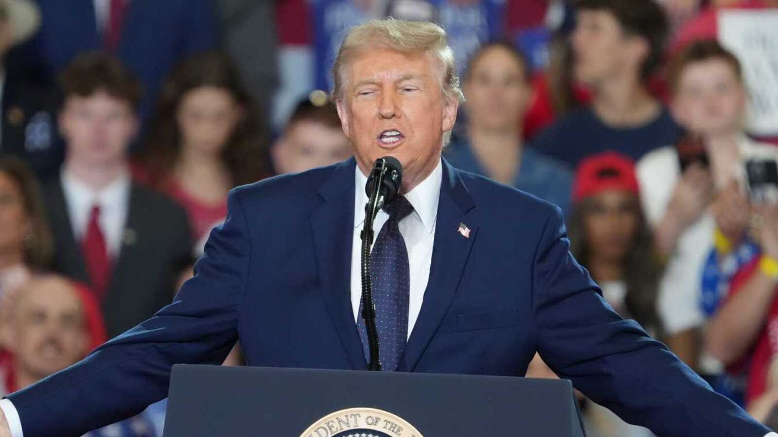 https://www.yardbarker.com/media/3/e/3e3489063f236d9ba884a8fc5ccc24f53d298c56/thumb_16x9/nypd-nixes-knicks-watch-party-president-donald.jpg?v=1