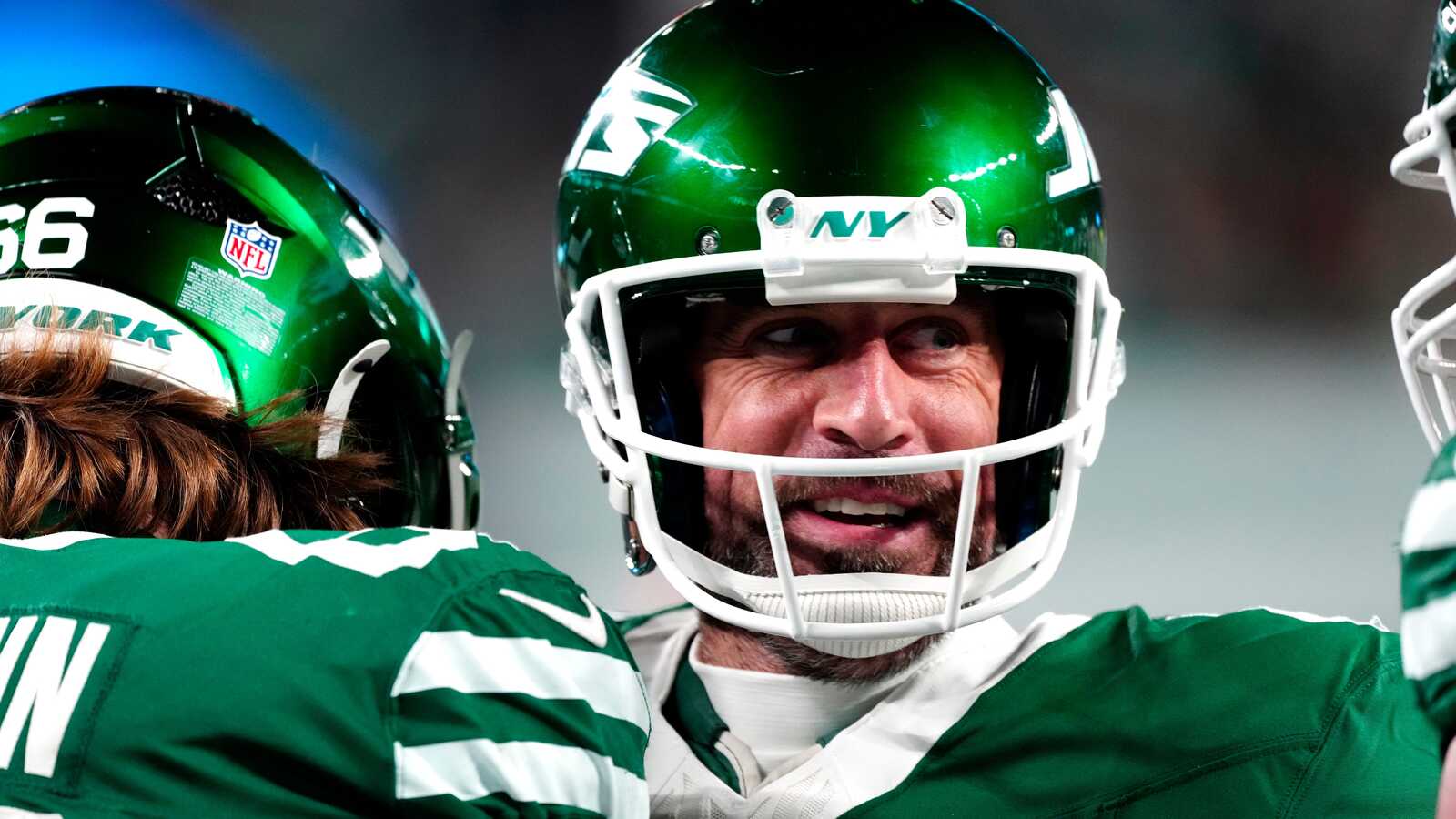 https://www.yardbarker.com/media/3/e/3e4f6ab122a6efddb5a15419db5b75f9e4254411/thumb_16x9/new-york-jets-quarterback-aaron-rodgers-8-smiles.jpg