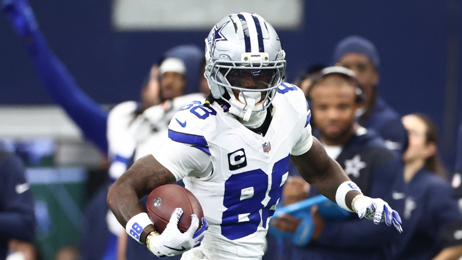 https://www.yardbarker.com/media/3/e/3e55a2859809a316227d59f07338c0297bb9ee34/thumb_16x9/jerry-jones-shares-update-on-ceedee-lambs-ankle.jpg?v=1