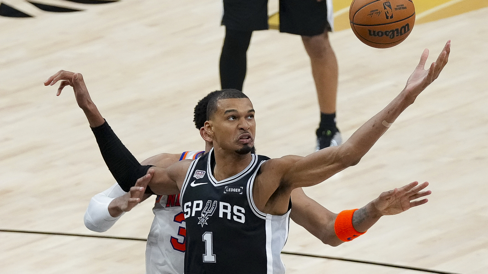 https://www.yardbarker.com/media/3/f/3fa87c27f30acfafccc3096936cbb478368faffd/thumb_16x9/nba-finals-game-1-gets-disrupted-fan-trying.jpg?v=1