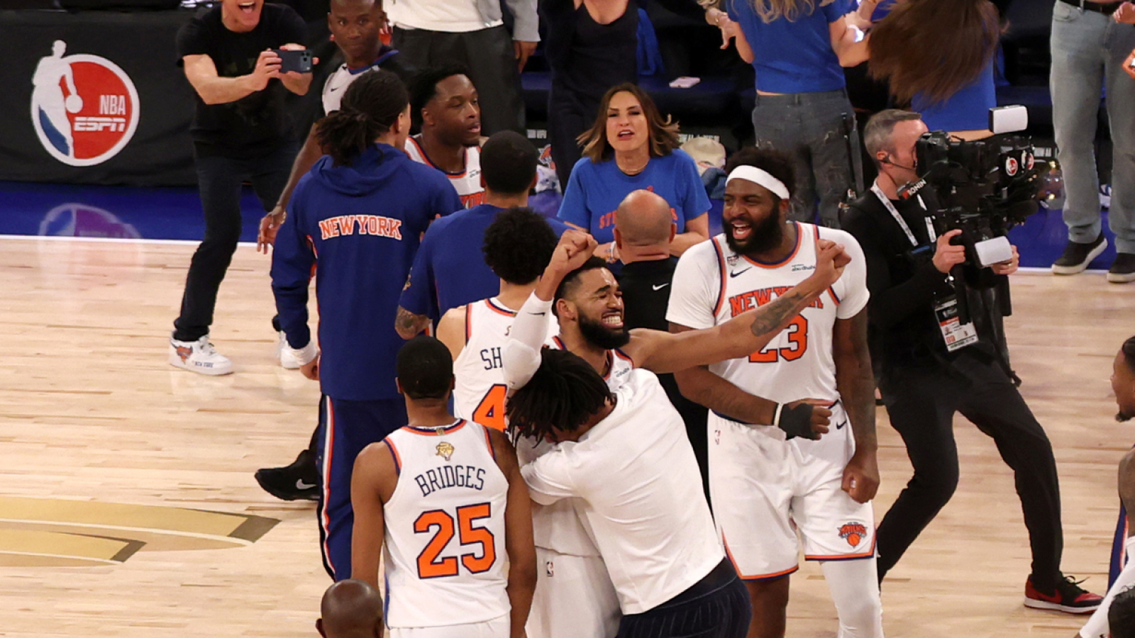 https://www.yardbarker.com/media/3/f/3fef78310709cc943bda608f942a02d66085ef80/thumb_16x9/winners-losers-game-4-knicks-pull-off-miracle.jpg?v=1