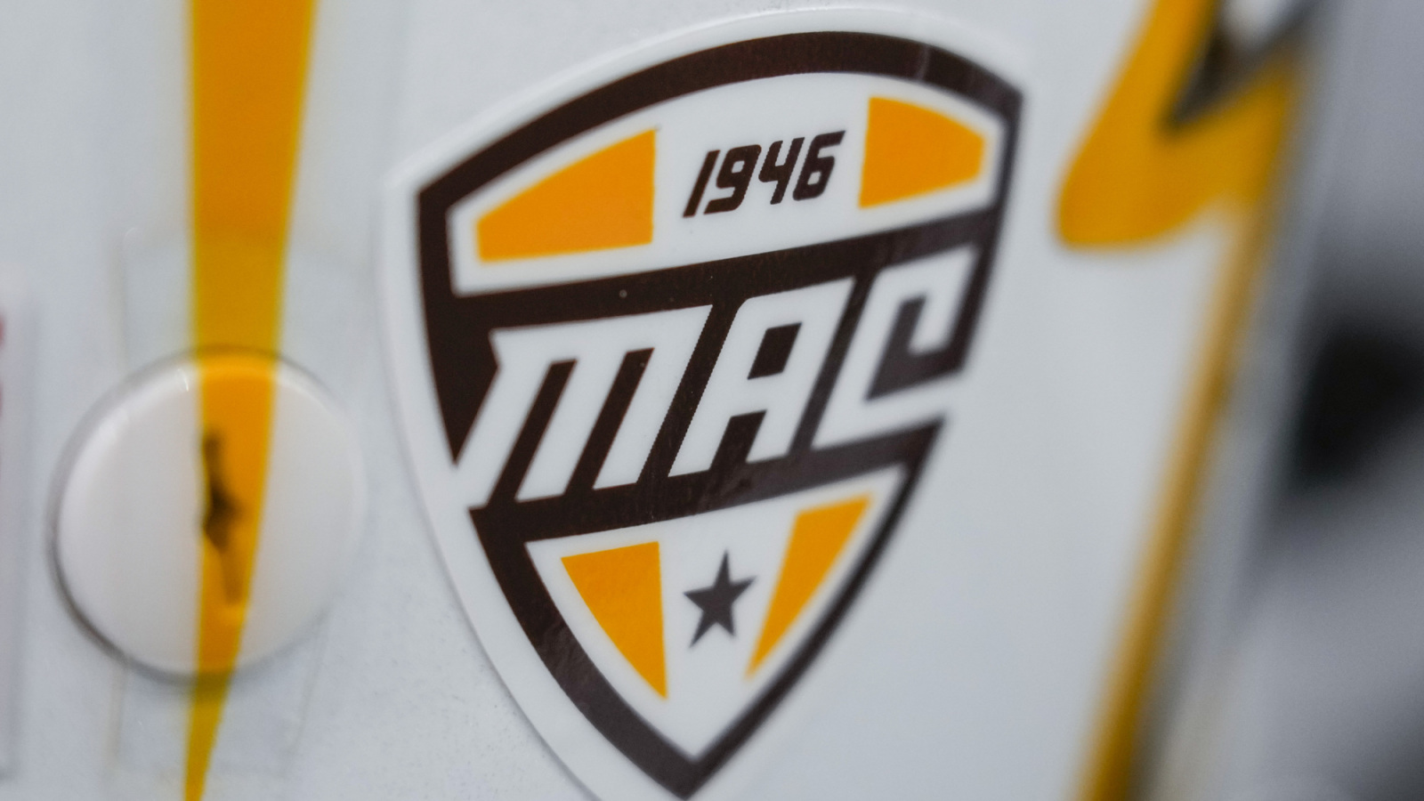 https://www.yardbarker.com/media/4/0/402e9354ae990d8cab896bfcb07b5369d15f5d66/thumb_16x9/mac-takes-action-controversial-wmu-michigan-result.jpg?v=1