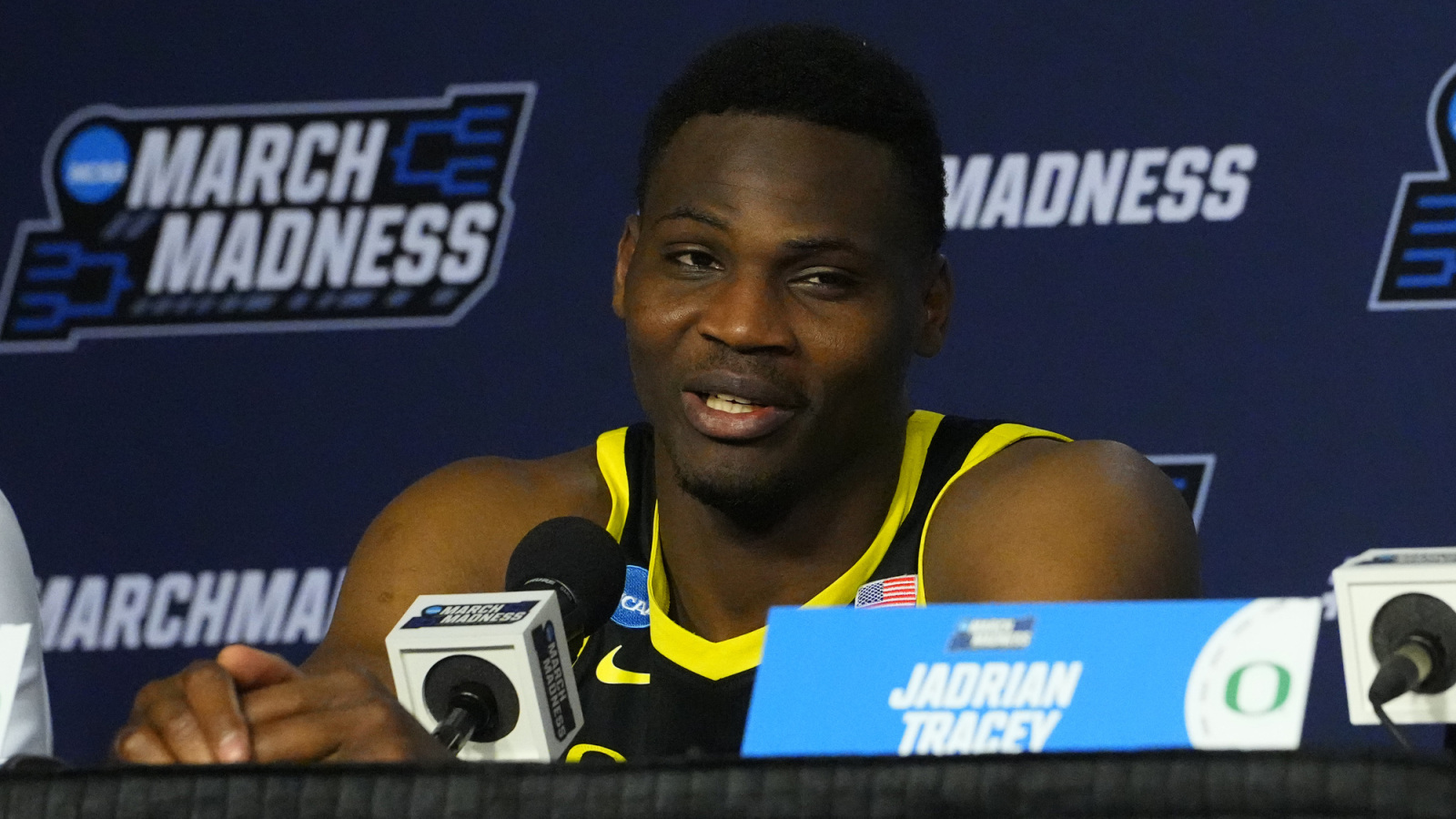 Houston Rockets Sign Standout Oregon Center To 2-Way Contract | Yardbarker