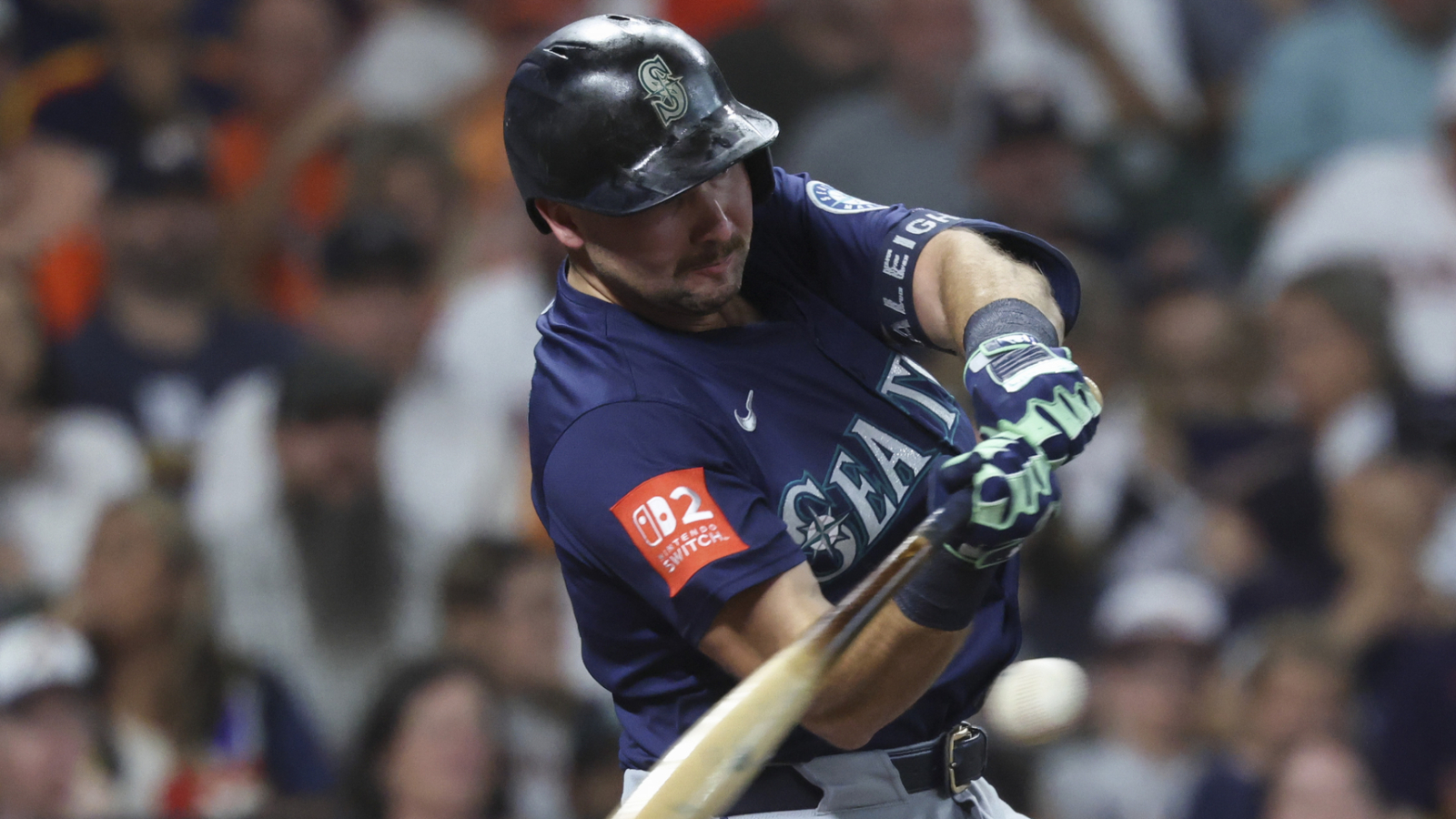 https://www.yardbarker.com/media/4/0/40792f6cd864c1d7c7c4f540d1f607480f4dbb9e/thumb_16x9/cal-raleigh-swipes-mariners-home-run-crown-ken.jpg?v=1