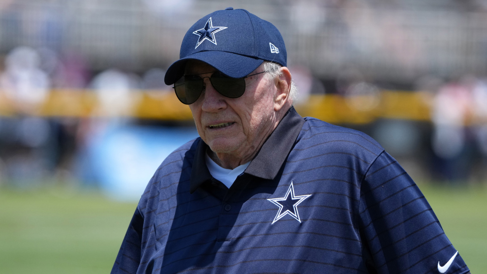 https://www.yardbarker.com/media/4/0/409ebc68b6725e47731c6d2a1bf64785c31f411b/thumb_16x9/cowboys-fans-send-animated-two-word-message-jerry.jpg?v=1