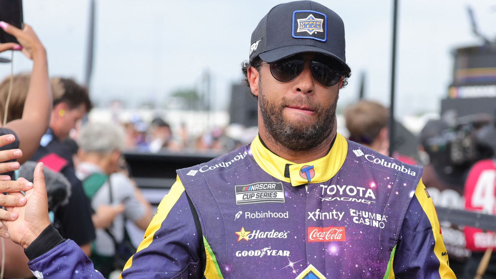 https://www.yardbarker.com/media/4/0/40db6c7446ba19d7b7d49251877aa569628e370e/thumb_16x9/bubba-wallace-crushing-life-off-racetrack-returns.jpg?v=1