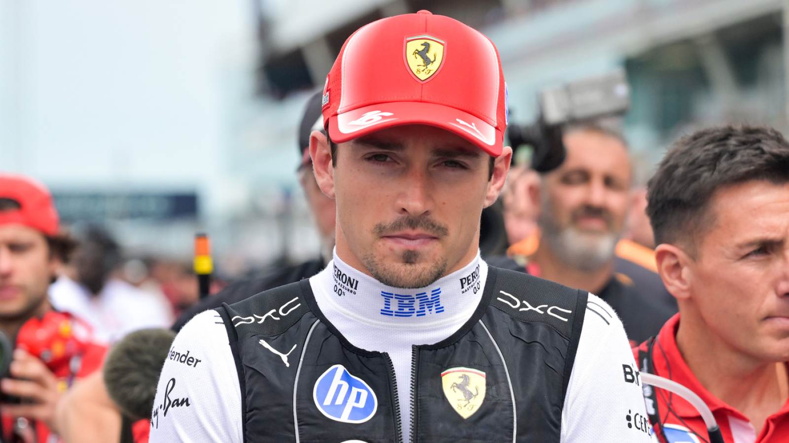 https://www.yardbarker.com/media/4/1/413015367dde6e2fc97688520e1320fcf6aadd82/thumb_16x9/lewis-hamiltons-win-increases-pressure-on-charles.jpg?v=1