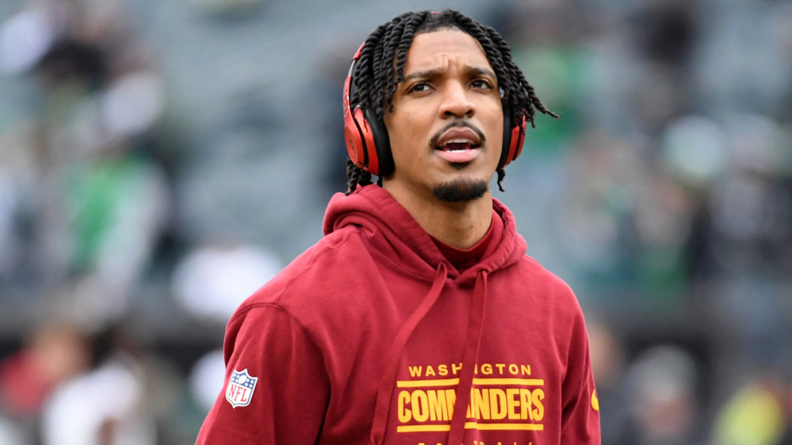 Jayden Daniels throwing a pass