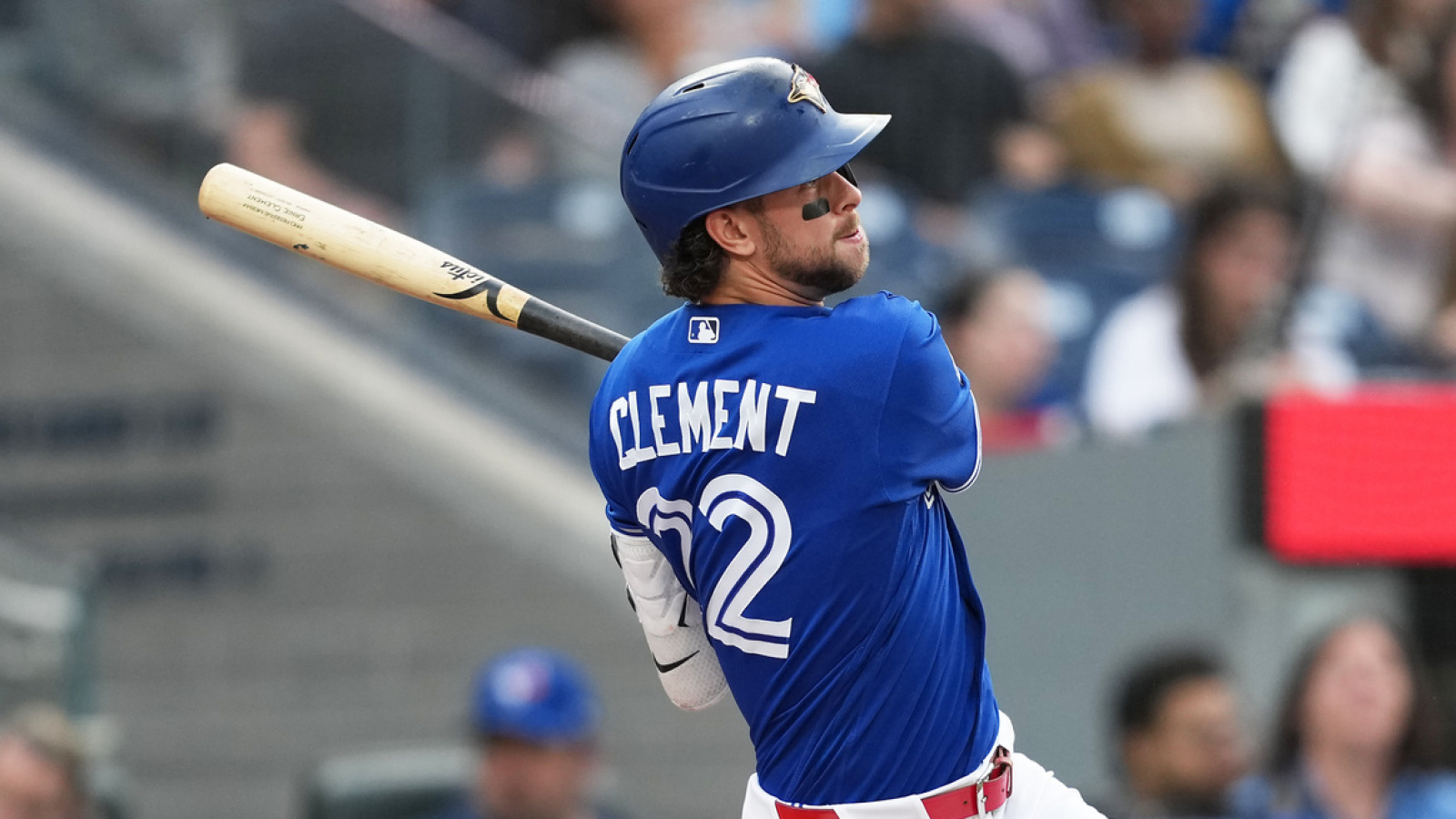 https://www.yardbarker.com/media/4/2/422bb0e183e233252e0fc1c2aa186edd24a1e5ce/thumb_16x9/blue-jays-ernie-clement-demonstrating-his-power.jpg?v=1