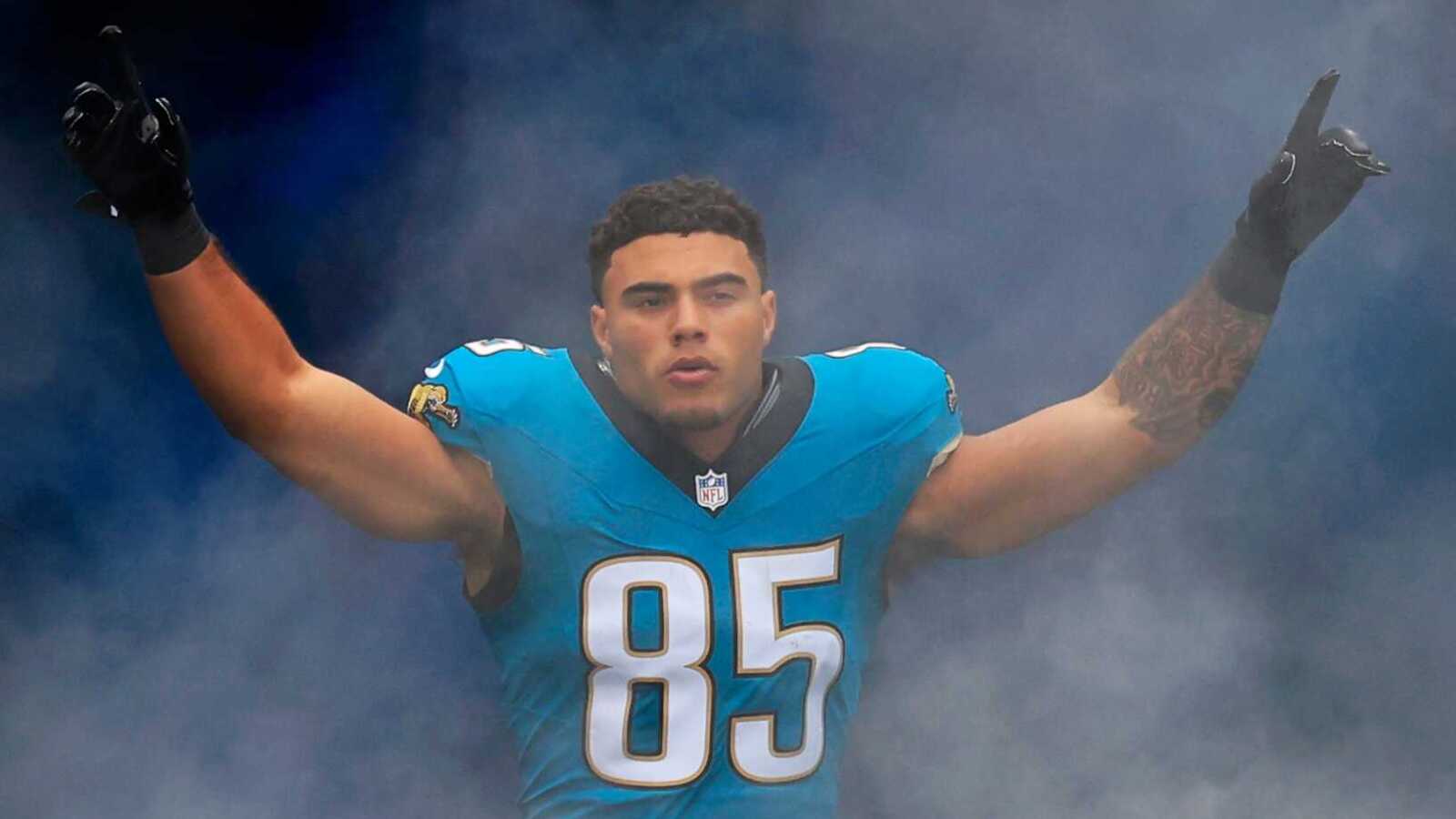 https://www.yardbarker.com/media/4/2/428d3e5c54efb75ba3fc6d9dd76f9c46a71e6388/thumb_16x9/lucrative-extension-brenton-strange-win-win.jpg?v=1