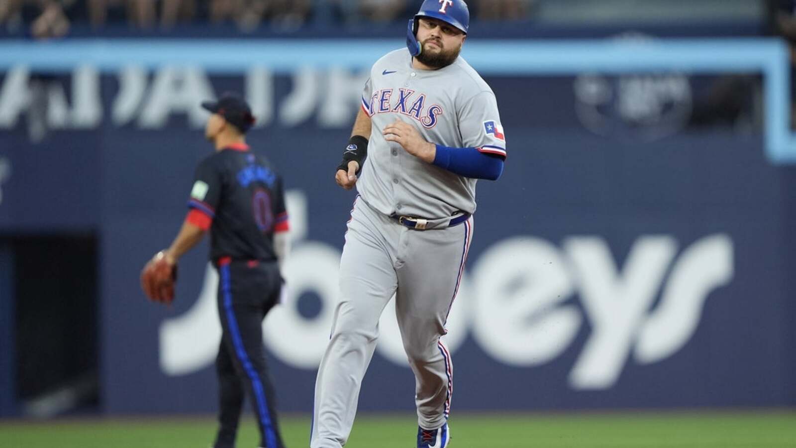 Alejandro Kirk's 4 RBIs help Blue Jays rally past Rangers