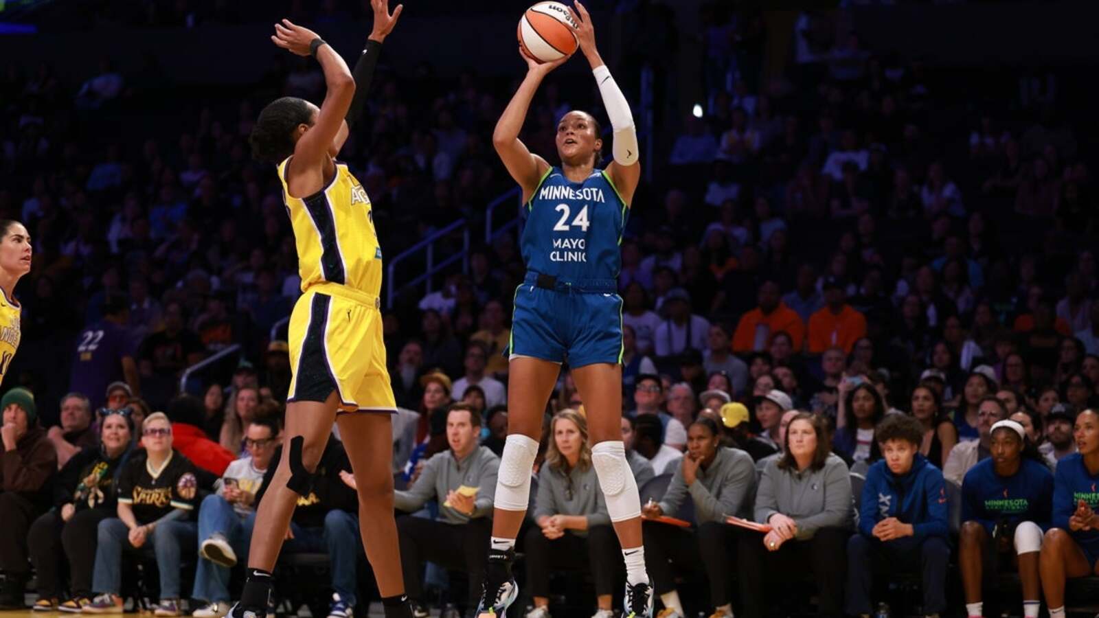 https://www.yardbarker.com/media/4/3/43ba1d8ac67dfc2a6e0075dbecd10ea2bf892a37/thumb_16x9/lynx-spoil-kelsey-plums-home-debut-victory-over.jpg