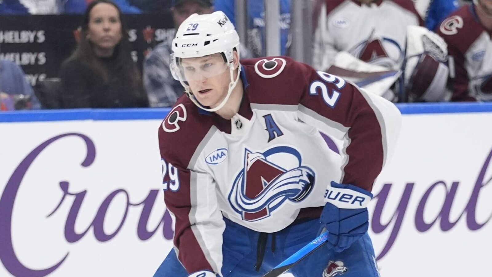 https://www.yardbarker.com/media/4/4/442bc591e26a68688def23ec6b53c714bbcef06b/thumb_16x9/avalanches-nathan-mackinnon-records-700th-assist.jpg?v=1