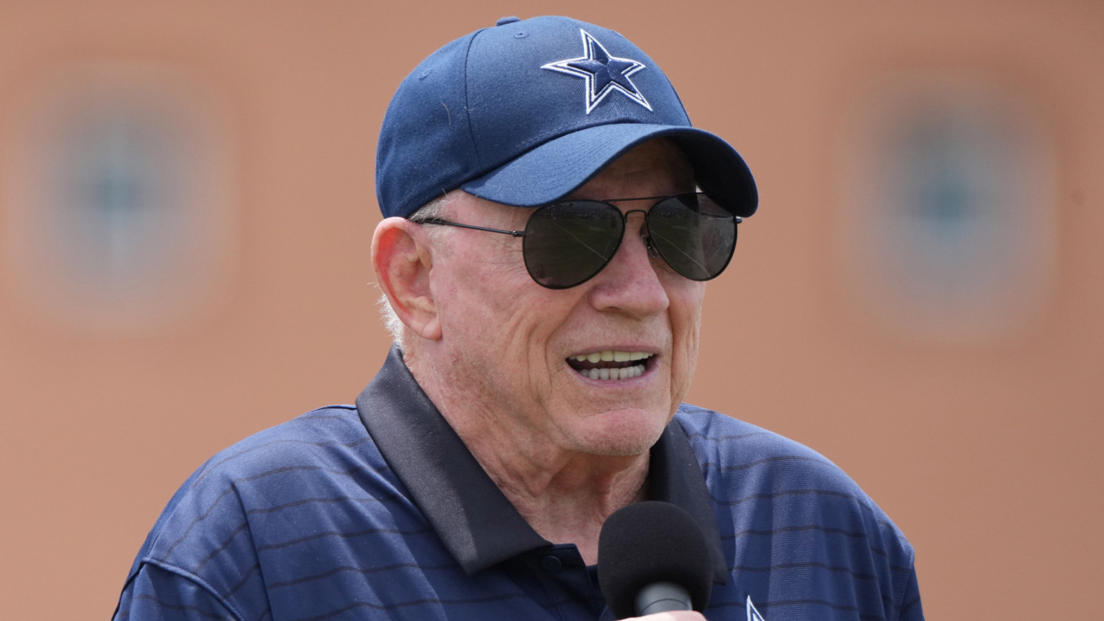 https://www.yardbarker.com/media/4/5/45106fc66f043bd5a9b88f404689bb5045db3e47/thumb_16x9/micah-parsons-situation-gets-uglier-jerry-jones.jpg?v=1