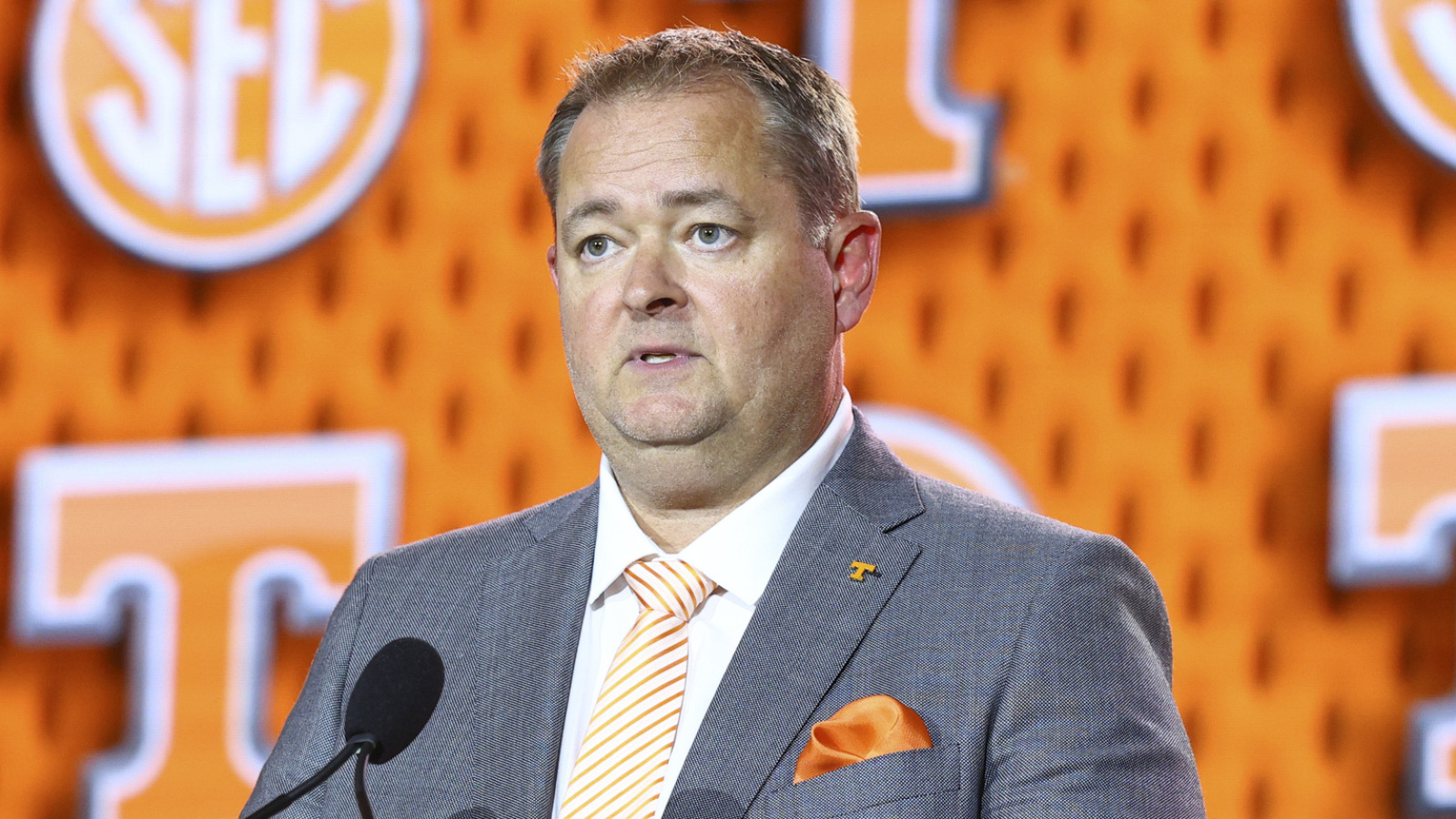 https://www.yardbarker.com/media/4/5/45f60368610aaffed53ef9e3b7a8e431b679e2b6/thumb_16x9/tennessee-lands-four-star-qb-over-florida.jpg?v=1