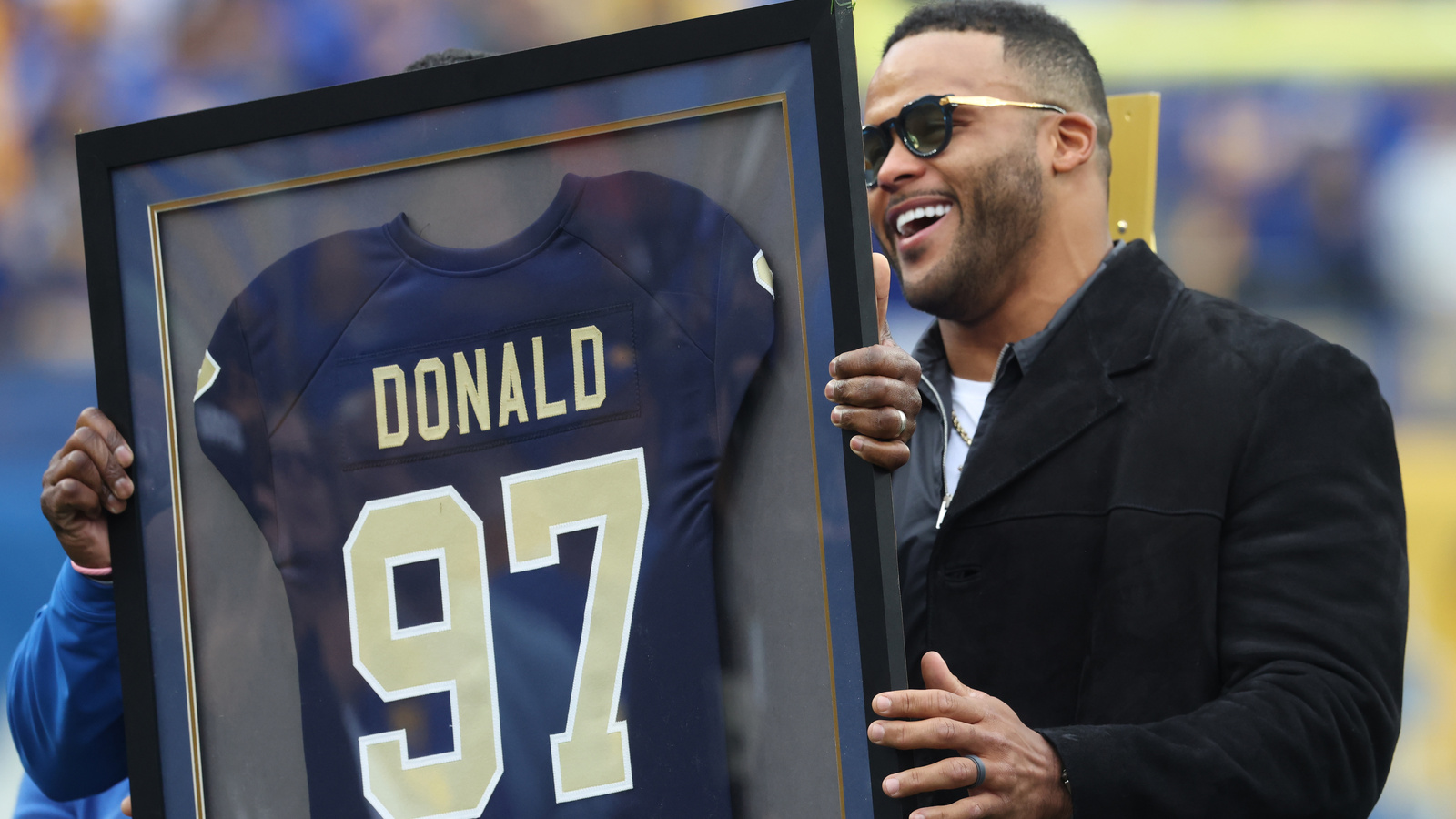 https://www.yardbarker.com/media/4/6/461cda64e7f6d2be61317866ef94cb59f0ca9f2f/thumb_16x9/rams-gm-les-snead-myles-garrett-open-potential.jpg