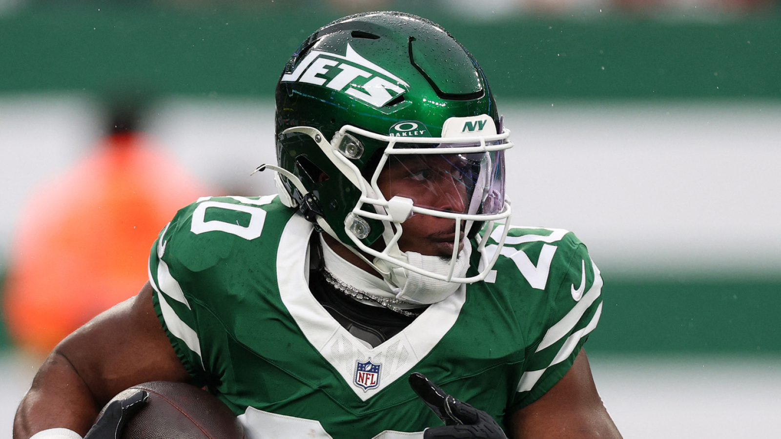 https://www.yardbarker.com/media/4/6/46d2634654608c00094a9e36d392b63597feb21f/thumb_16x9/jets-hc-aaron-glenn-provides-positive-breece-hall.jpg?v=1