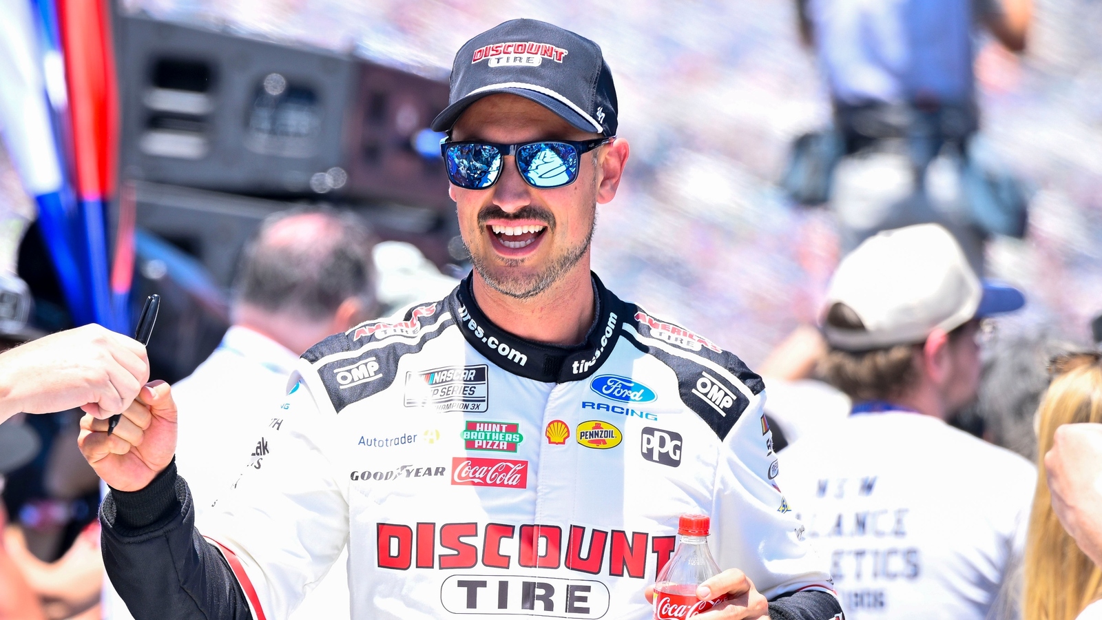 https://www.yardbarker.com/media/4/7/475340eac4886e963352df04d31aff910b0ecdec/thumb_16x9/Logano-1.jpg