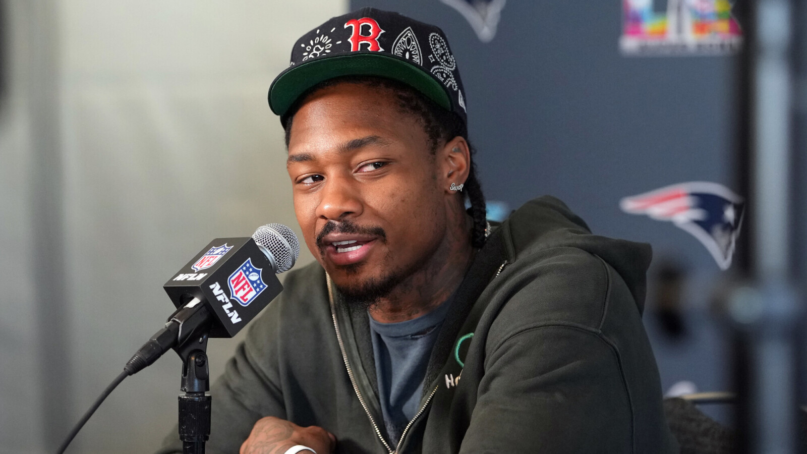 https://www.yardbarker.com/media/4/7/47ecec07387b89a6c6e6a5e659b469f72692b226/thumb_16x9/diggs-breaks-silence-uncertain-future-amid.jpg?v=1
