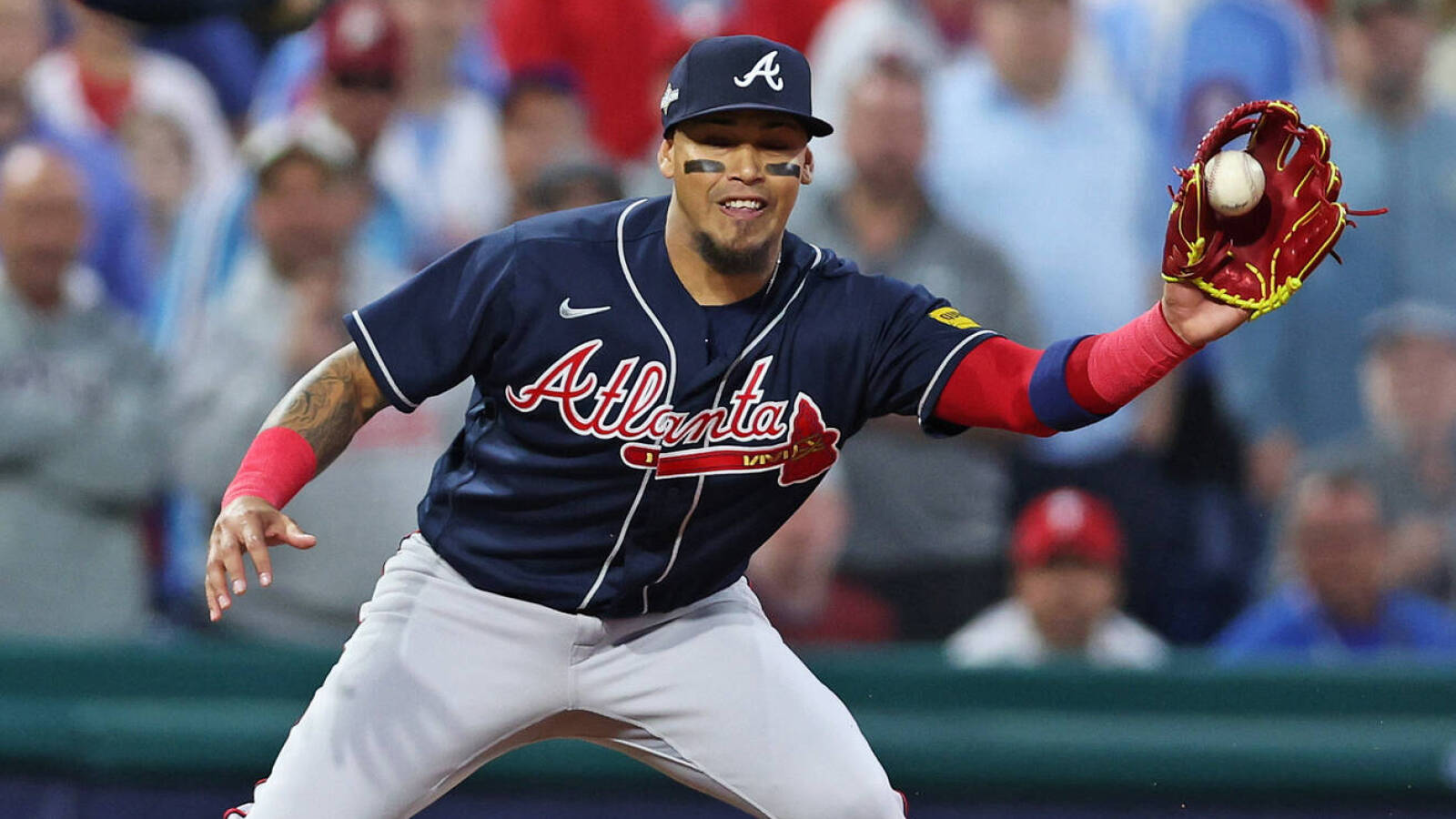 Watch Braves shortstop gets into it with Phillies fans Yardbarker