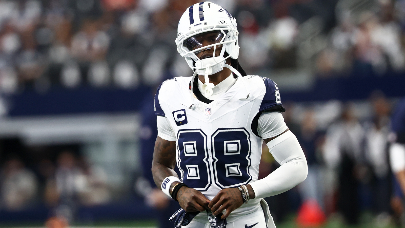 https://www.yardbarker.com/media/4/8/485834407b6b6c56587bd650e47ce10eceb58aac/thumb_16x9/oct-19-2025-arlington-texas-usa-dallas-cowboys.jpg?v=1