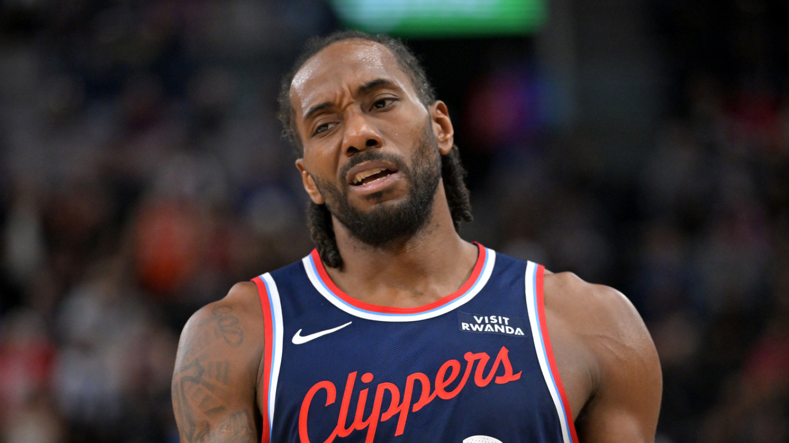 https://www.yardbarker.com/media/4/8/48637ec66fe02d4db1a96d3eebb832ecdc887871/thumb_16x9/clippers-clear-kawhi-leonard-stance-amid-salary.jpg?v=1