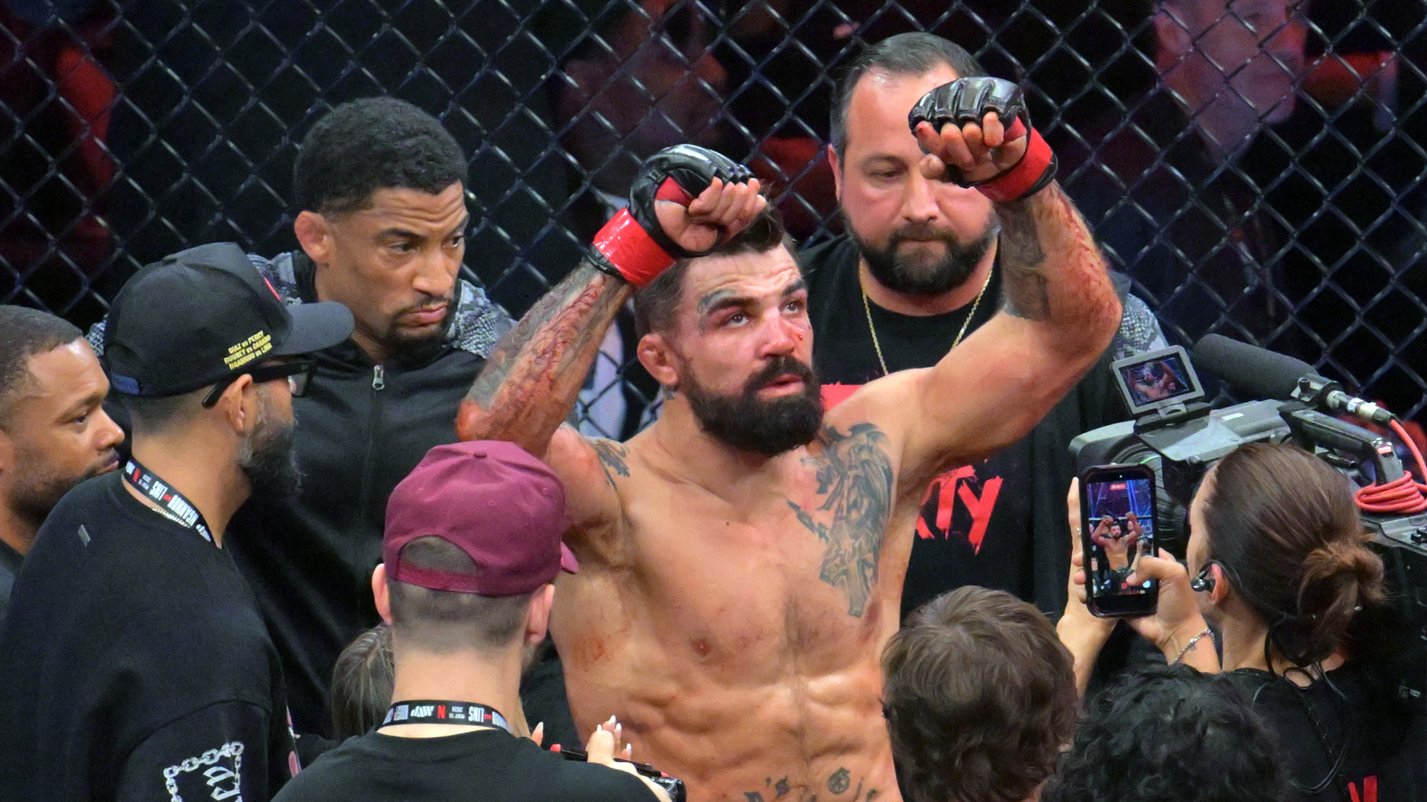 Makhachev Comments After Opponent's Corner Stoppage