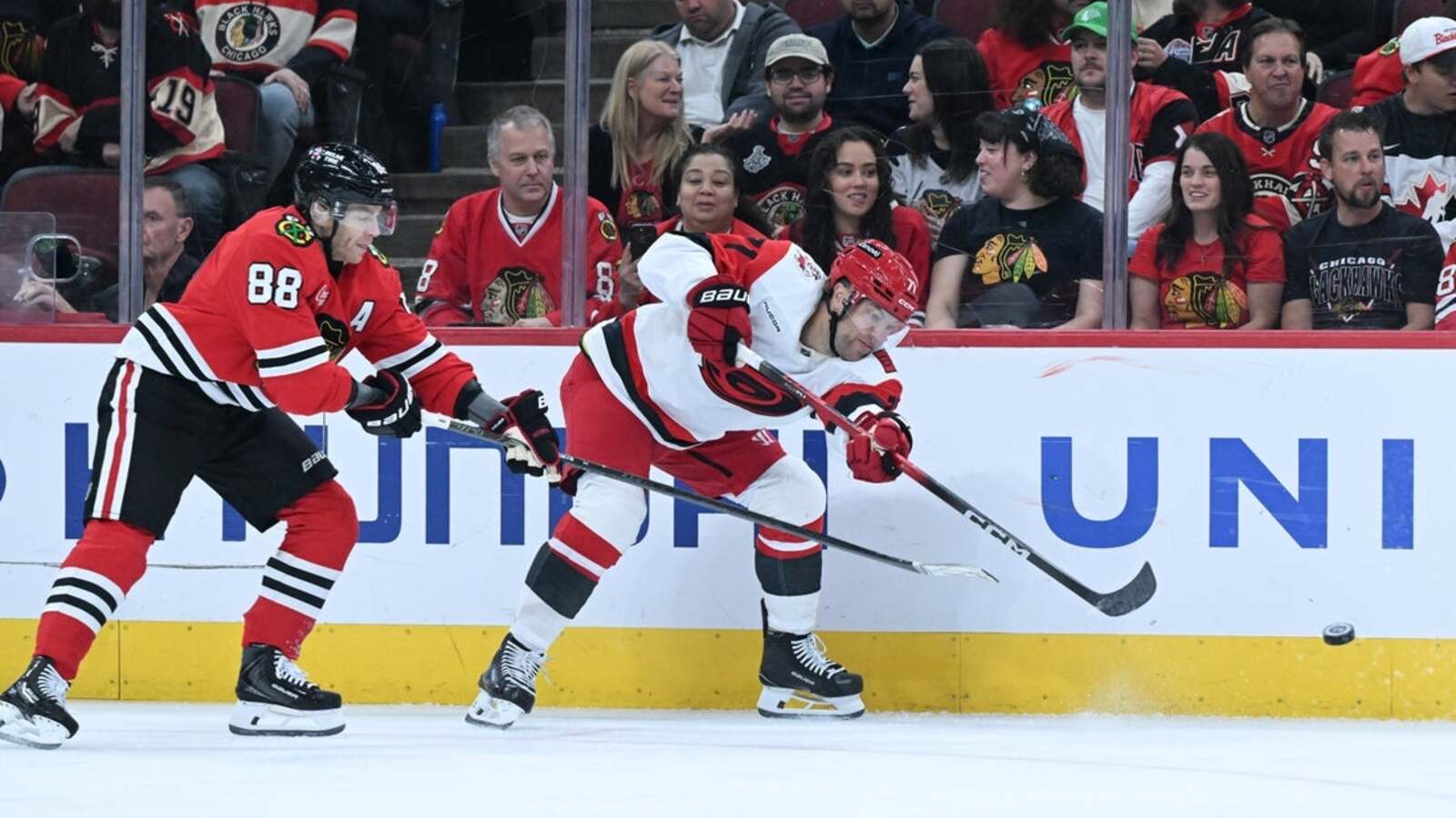 Big second period propels Hurricanes past Blackhawks