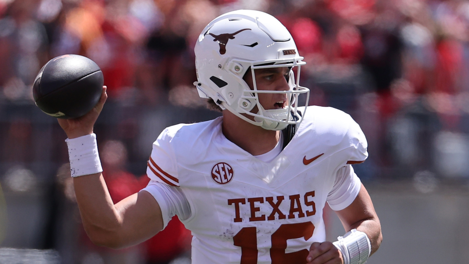https://www.yardbarker.com/media/4/9/49edf2ee62a9aa502baae74e1efce141c03266c7/thumb_16x9/aug-30-2025-columbus-ohio-usa-texas-longhorns.jpg?v=2