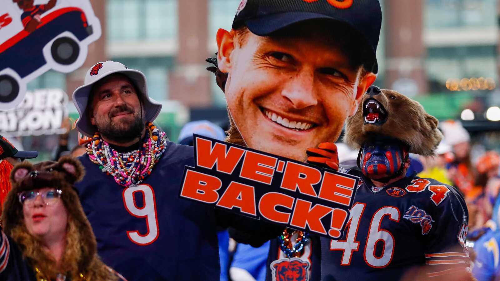 https://www.yardbarker.com/media/4/9/49fec30b27d83c76126f23d261eba9fa5e60ea97/thumb_16x9/chicago-bears-fans-hold-sign-before-first-round.jpg
