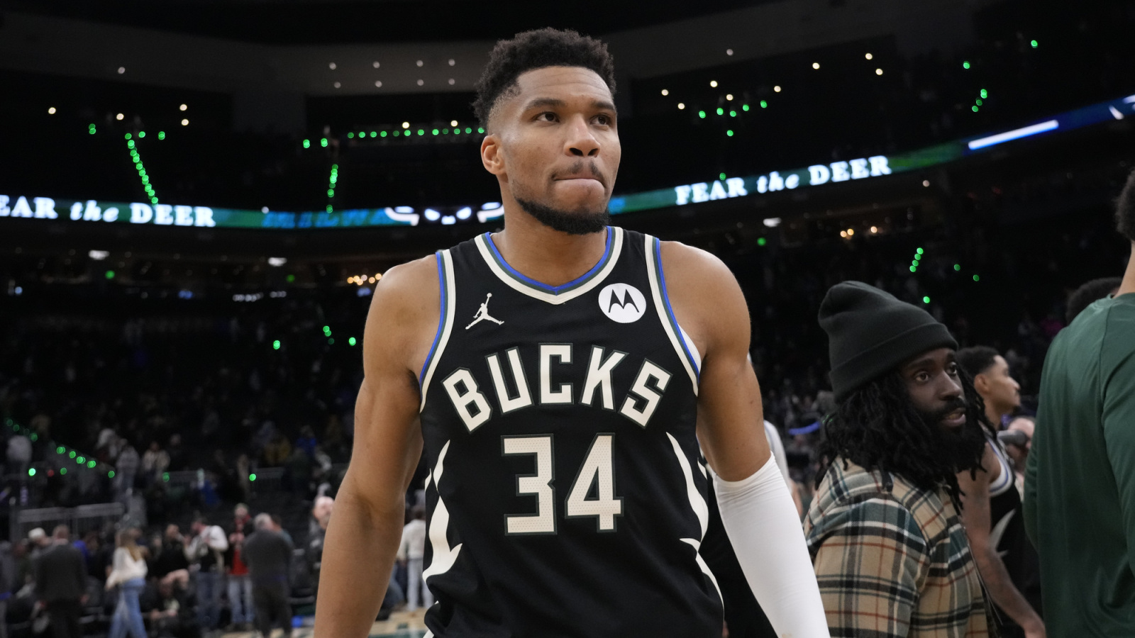 https://www.yardbarker.com/media/4/a/4aa7bec3d7d1426c8de05c3860cb65088e928c8a/thumb_16x9/giannis-antetokounmpo-out-4-6-weeks-as-bucks.jpg?v=1
