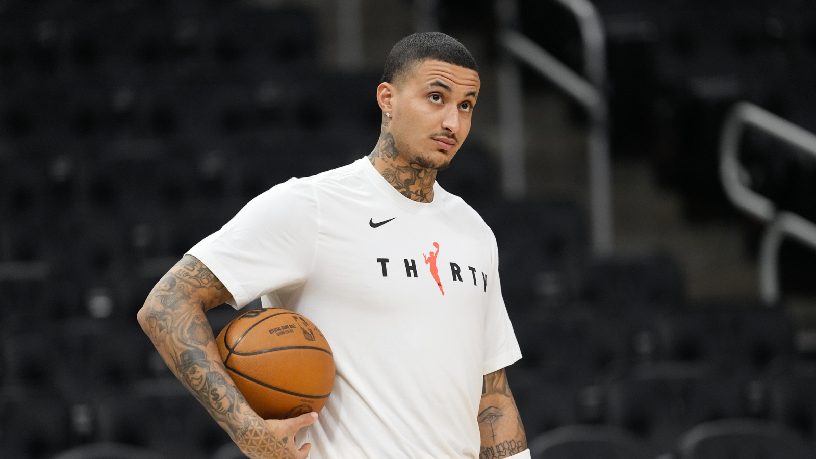 https://www.yardbarker.com/media/4/a/4ae0d2a3df378e7651a448f9f2346d0e4643f822/thumb_16x9/lakers-reunite-polarizing-player-failed-jonathan.jpg?v=1