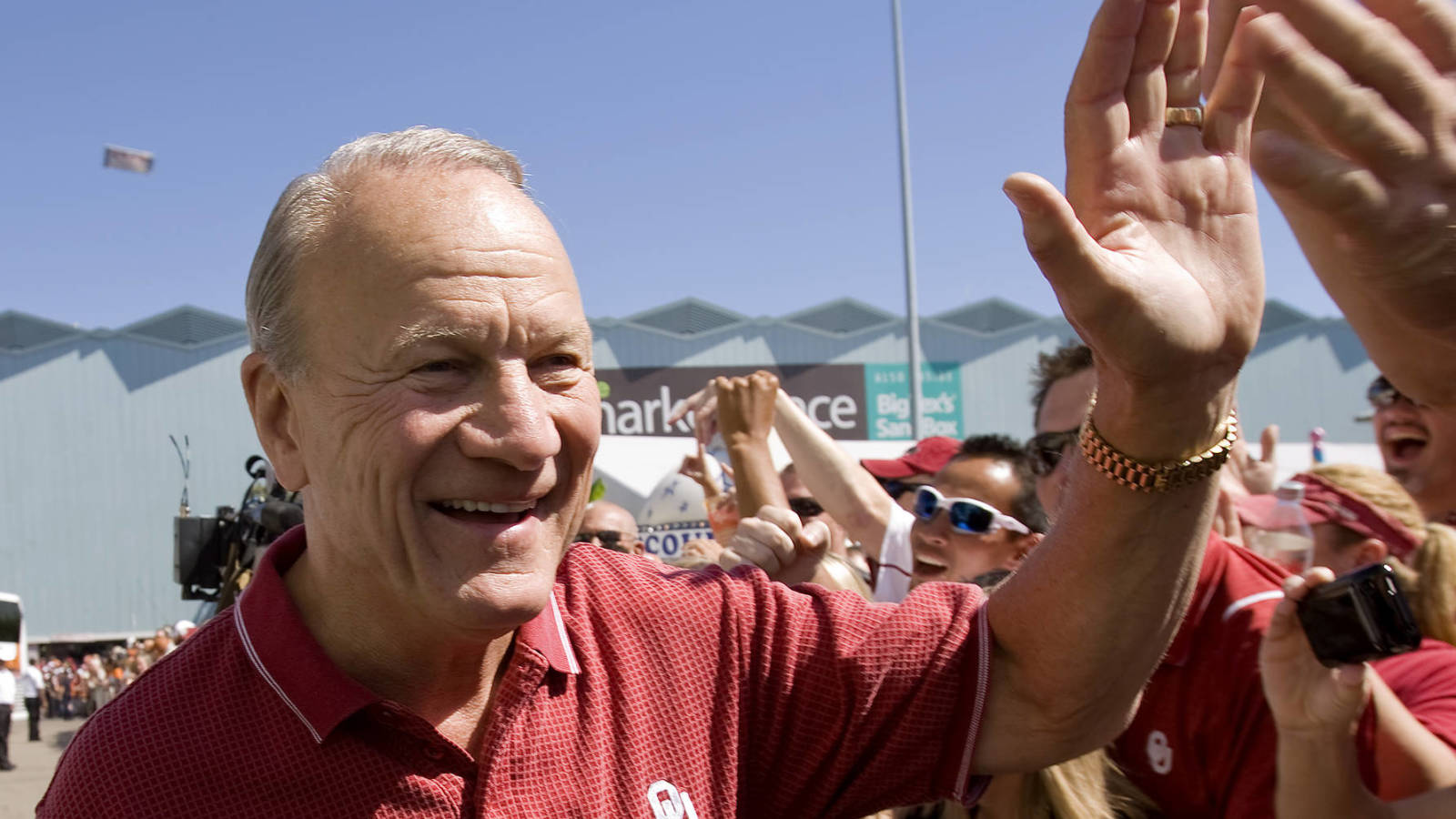 Sooners legend Barry Switzer has great reason for doing 'Horns Up' with