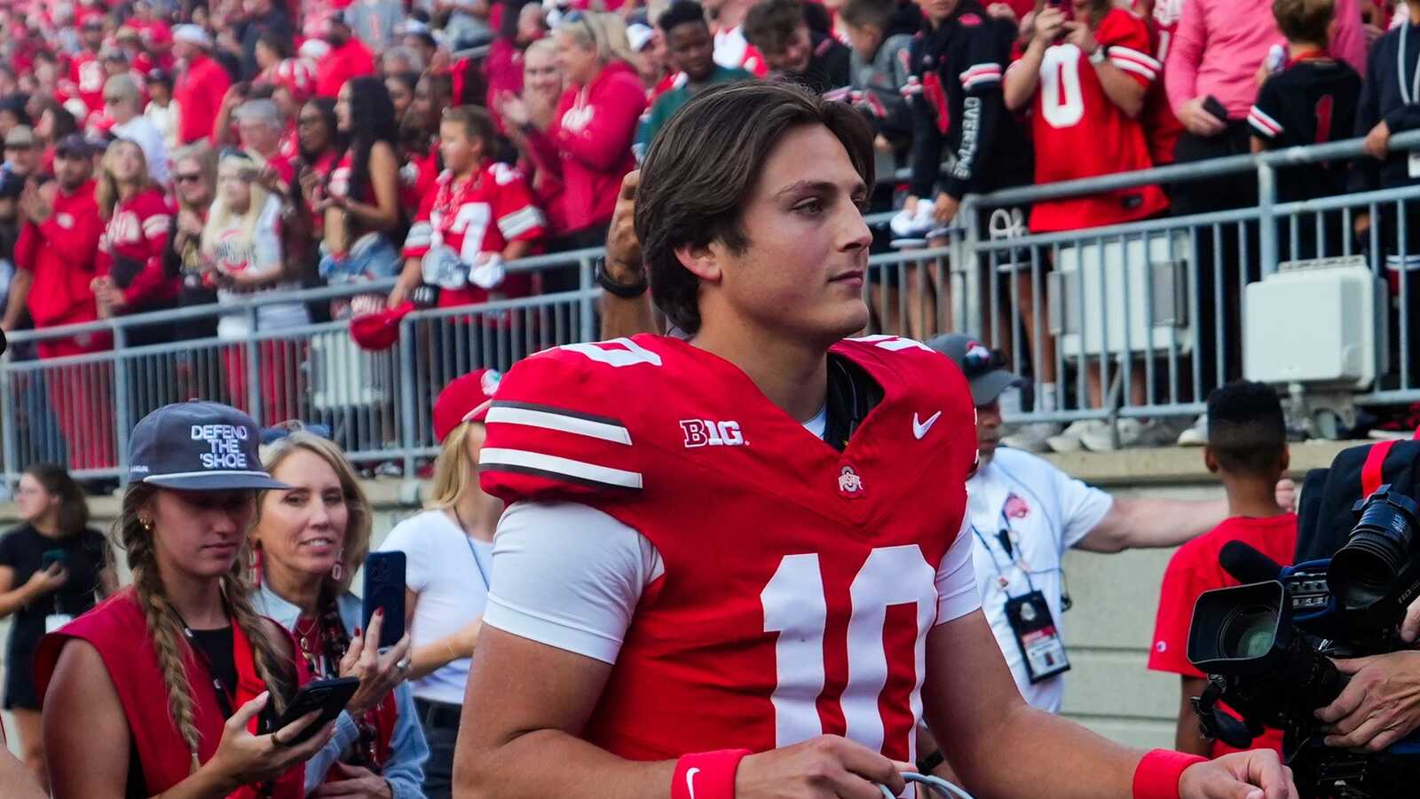 https://www.yardbarker.com/media/4/b/4b2212d67a554f0777693993d8c97f118129696c/thumb_16x9/ohio-state-buckeyes-quarterback-julian-sayin-10.jpg