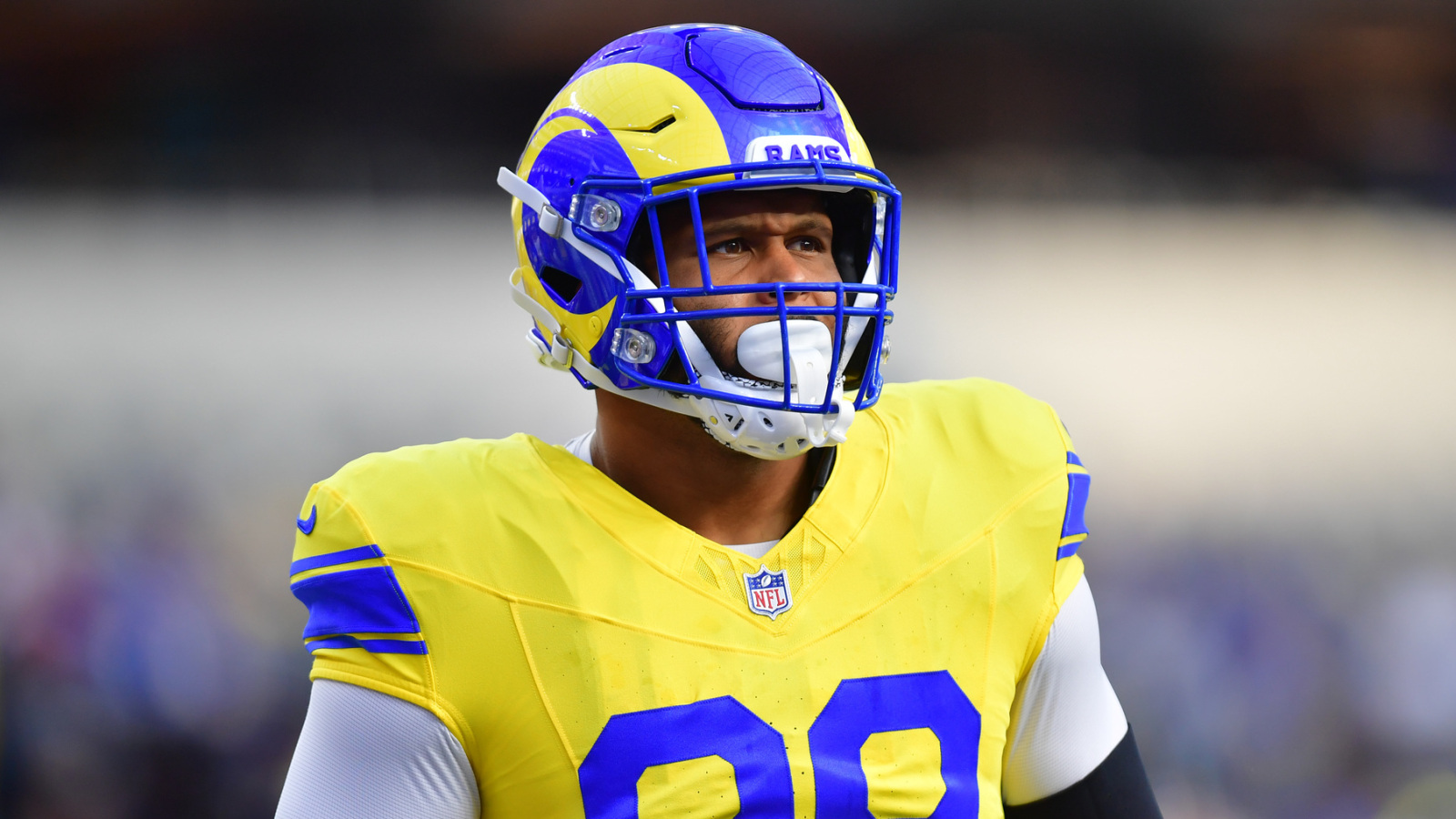 https://www.yardbarker.com/media/4/b/4bd4778d801cf4dea9dd4019bef453ab1d90e955/thumb_16x9/rams-aaron-donald-both-protected-themselves-his.jpg?v=1