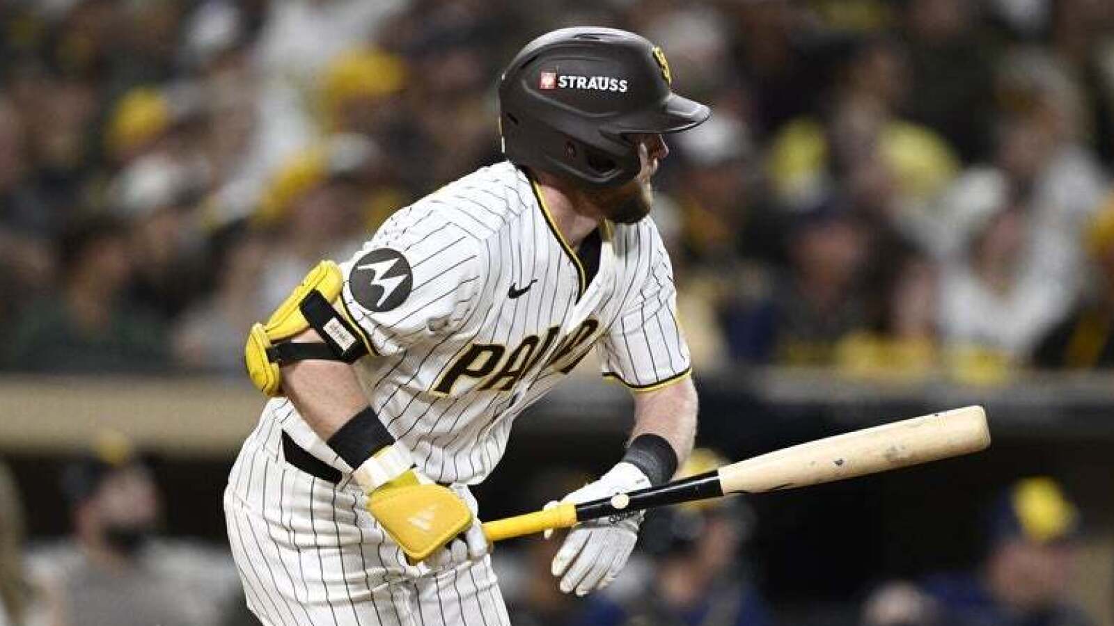 https://www.yardbarker.com/media/4/c/4c11969b227b44c749980f5aeac78c68e3d5252e/thumb_16x9/padres-clutch-efforts-beat-brewers-force-game-4.jpg?v=1